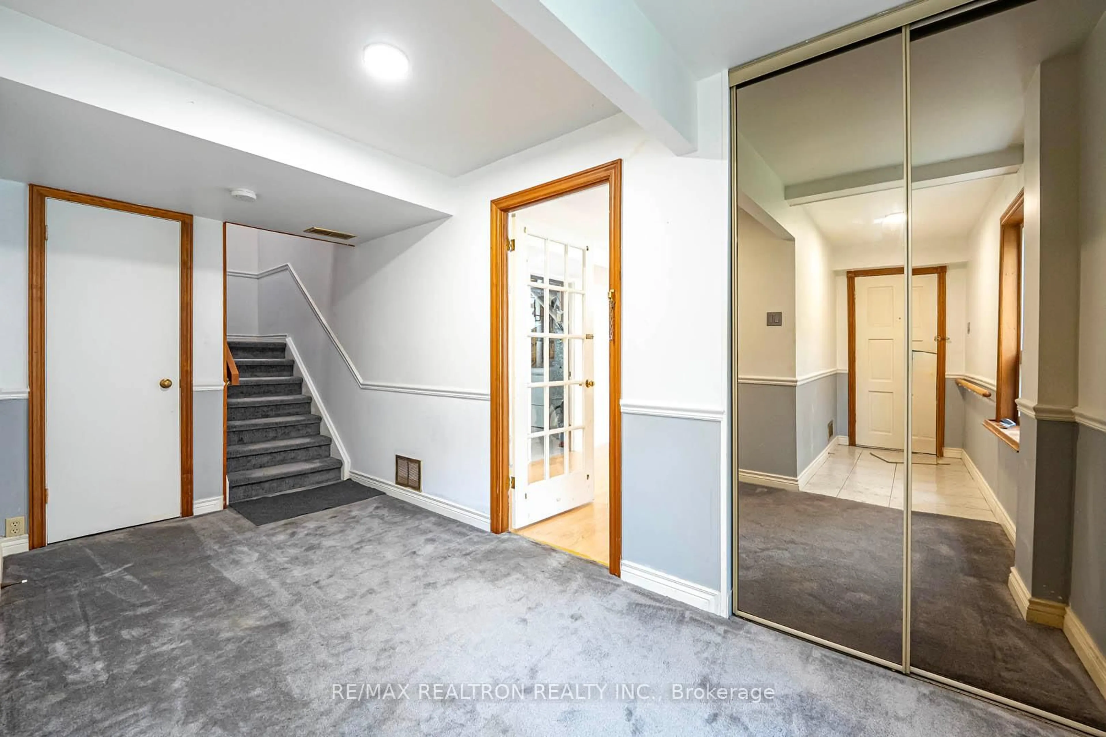 Indoor foyer for 28 Invergordon Ave, Toronto Ontario M1S 2Y8