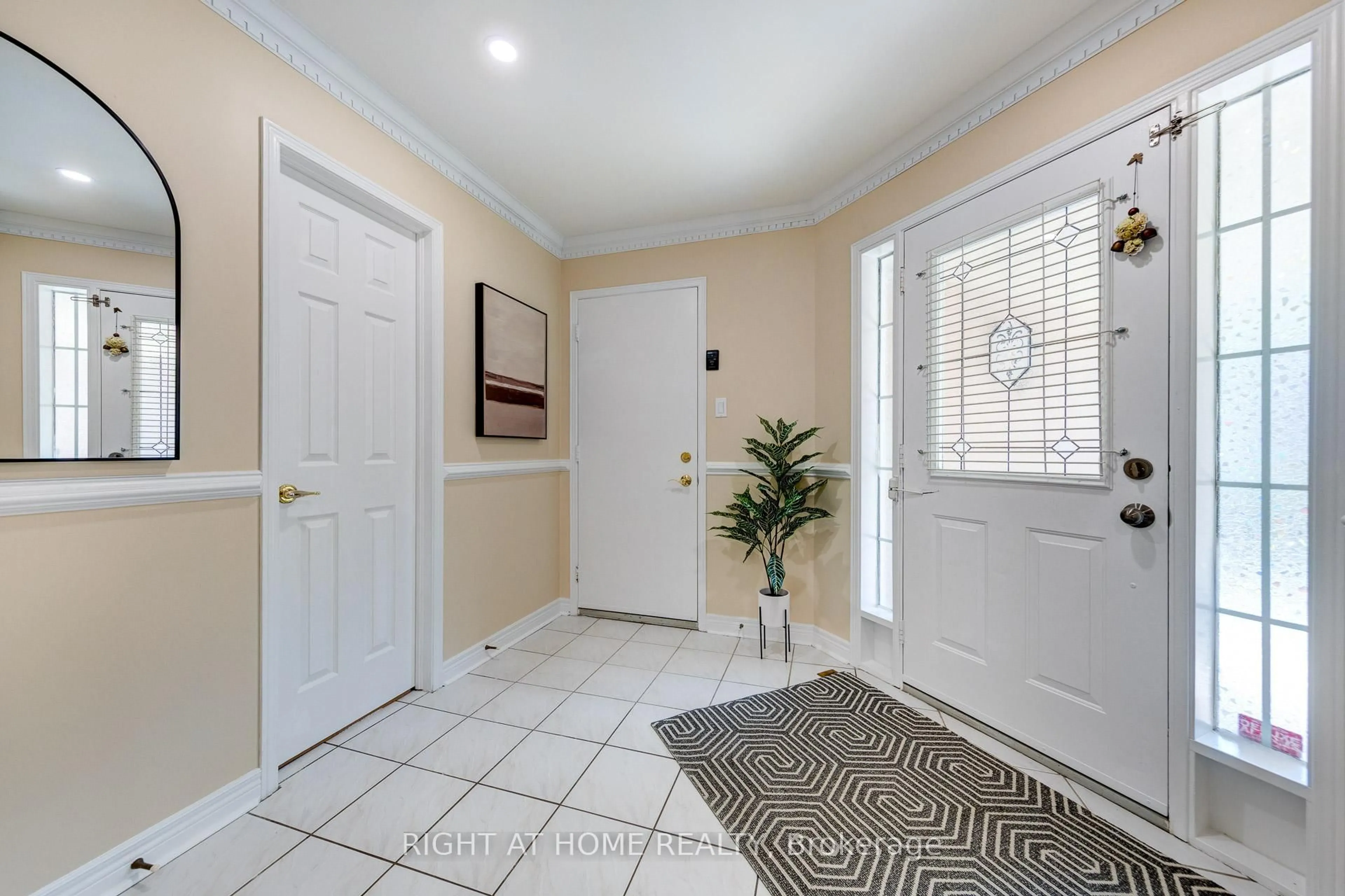 Indoor entryway for 1552 Otonabee Dr, Pickering Ontario L1V 6T6