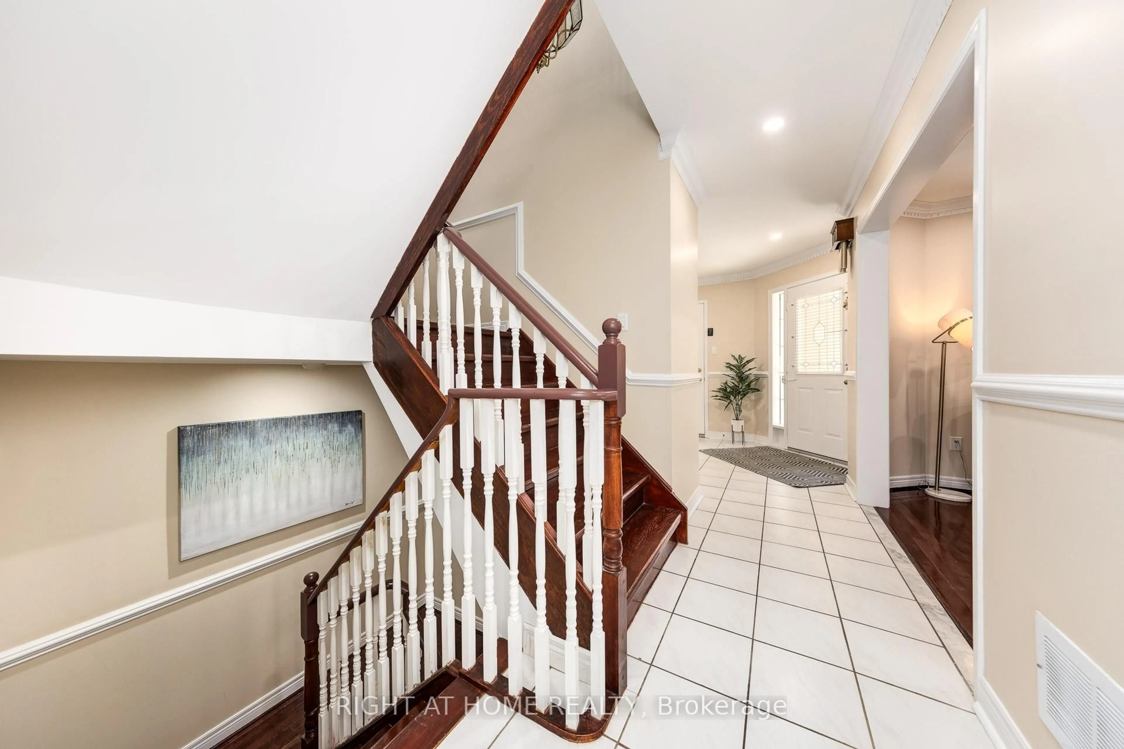 Indoor foyer for 1552 Otonabee Dr, Pickering Ontario L1V 6T6