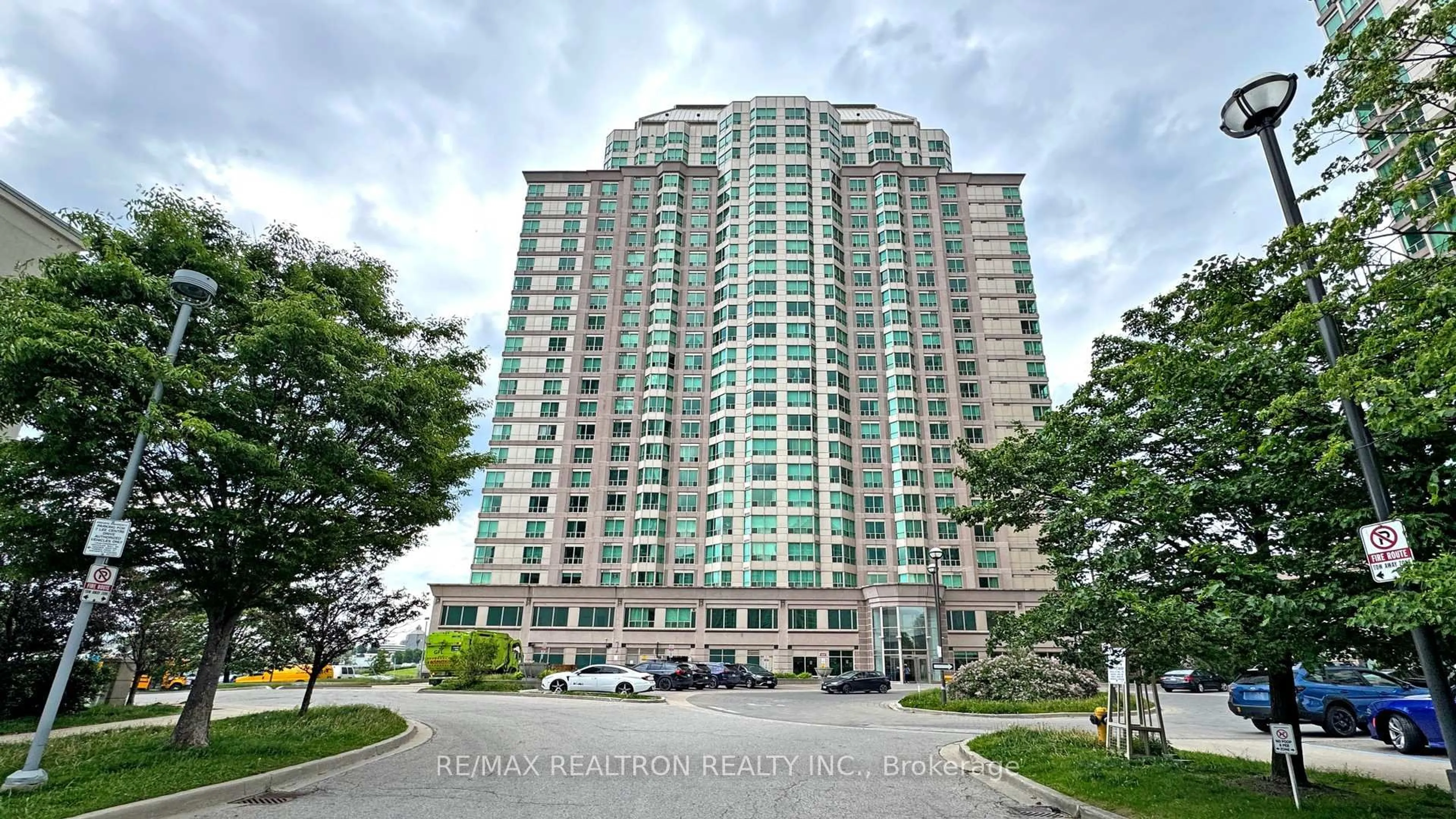 Indoor foyer for 11 Lee Centre Dr #1905, Toronto Ontario M1H 3J5