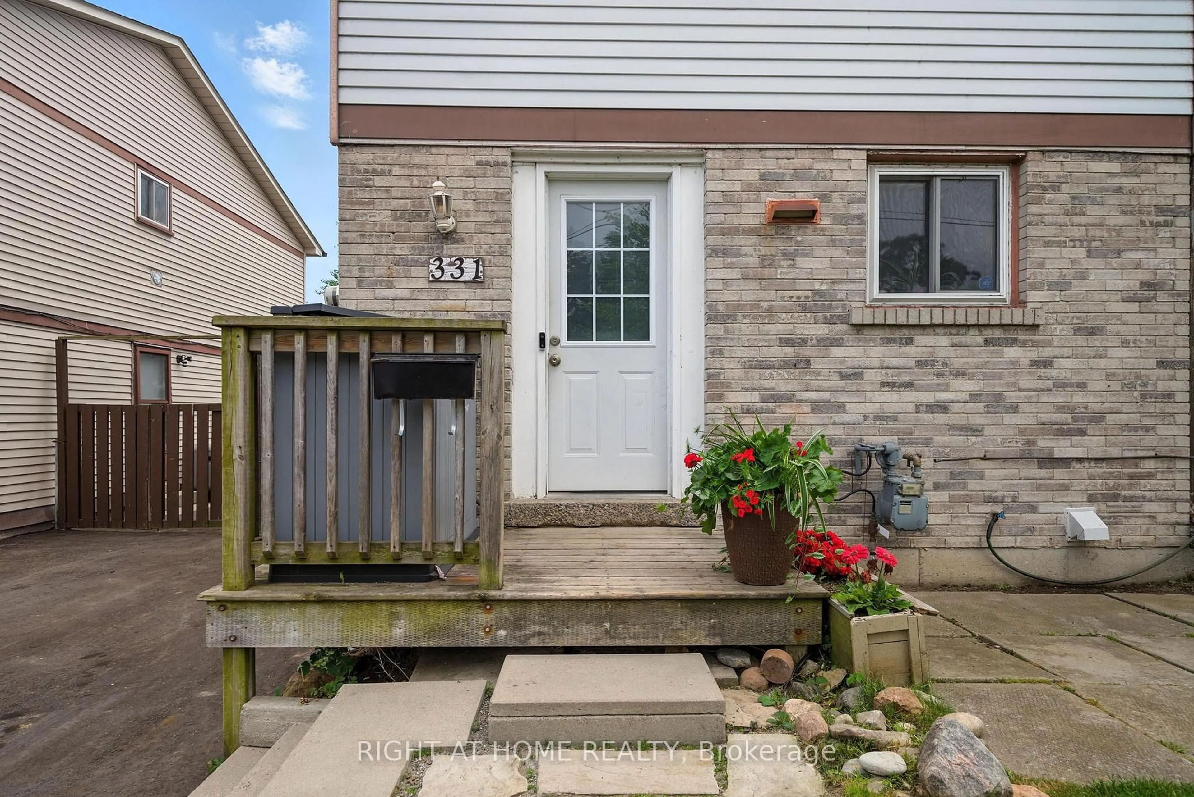 Patio, street for 331 Phillip Murray Ave, Oshawa Ontario L1J 1H1