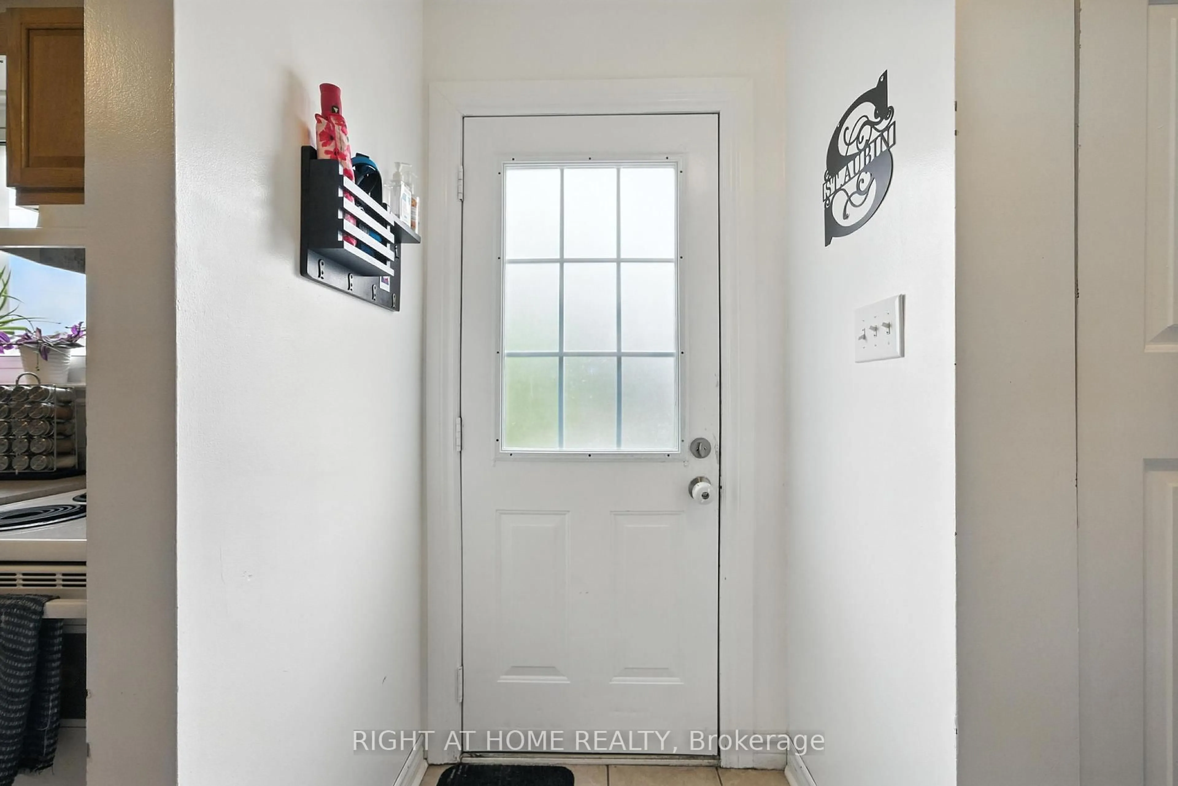 Indoor entryway for 331 Phillip Murray Ave, Oshawa Ontario L1J 1H1