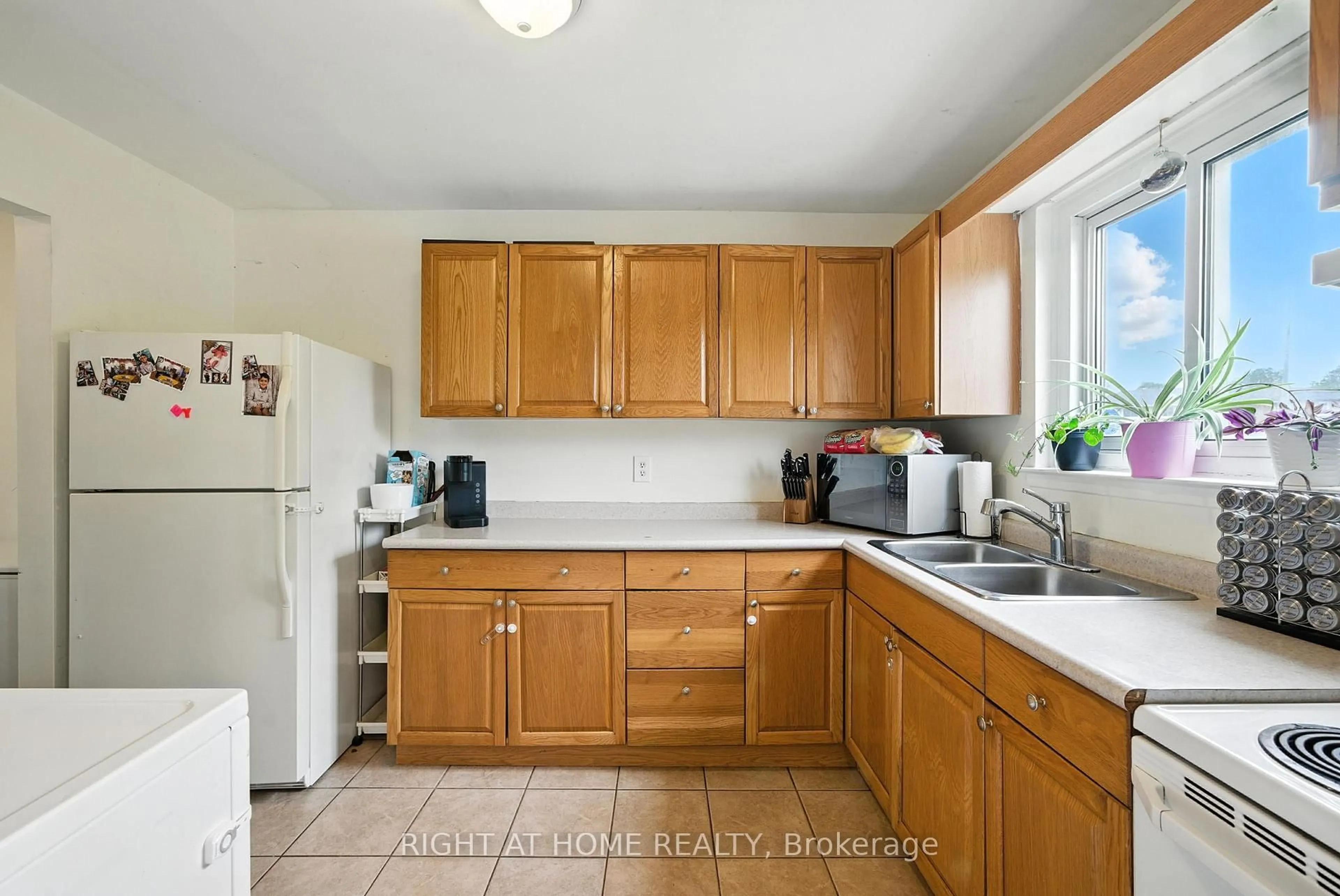 Standard kitchen, unknown for 331 Phillip Murray Ave, Oshawa Ontario L1J 1H1