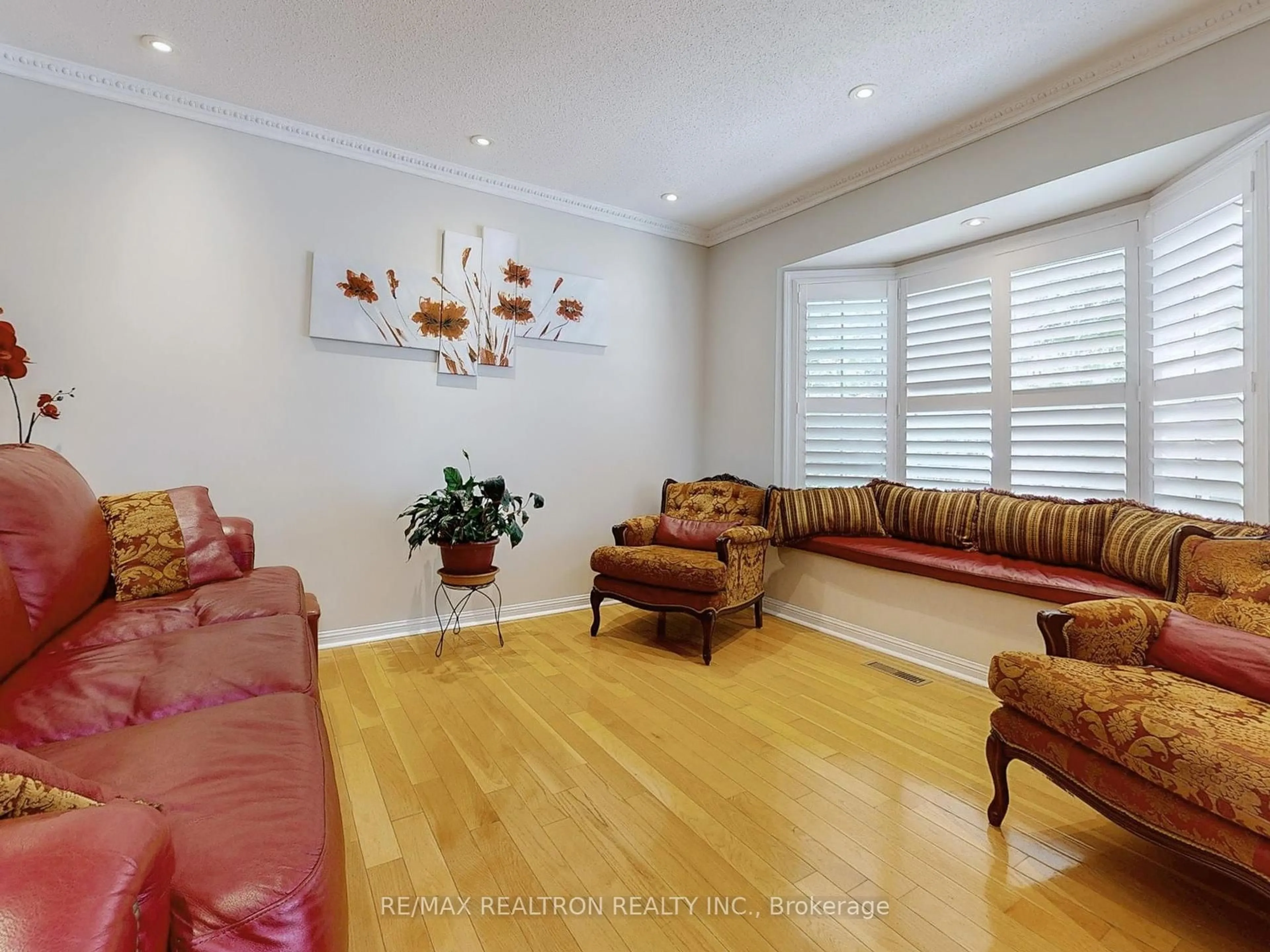 Living room with furniture, wood/laminate floor for 47 Skipperhill Cres, Toronto Ontario M1X 1W1