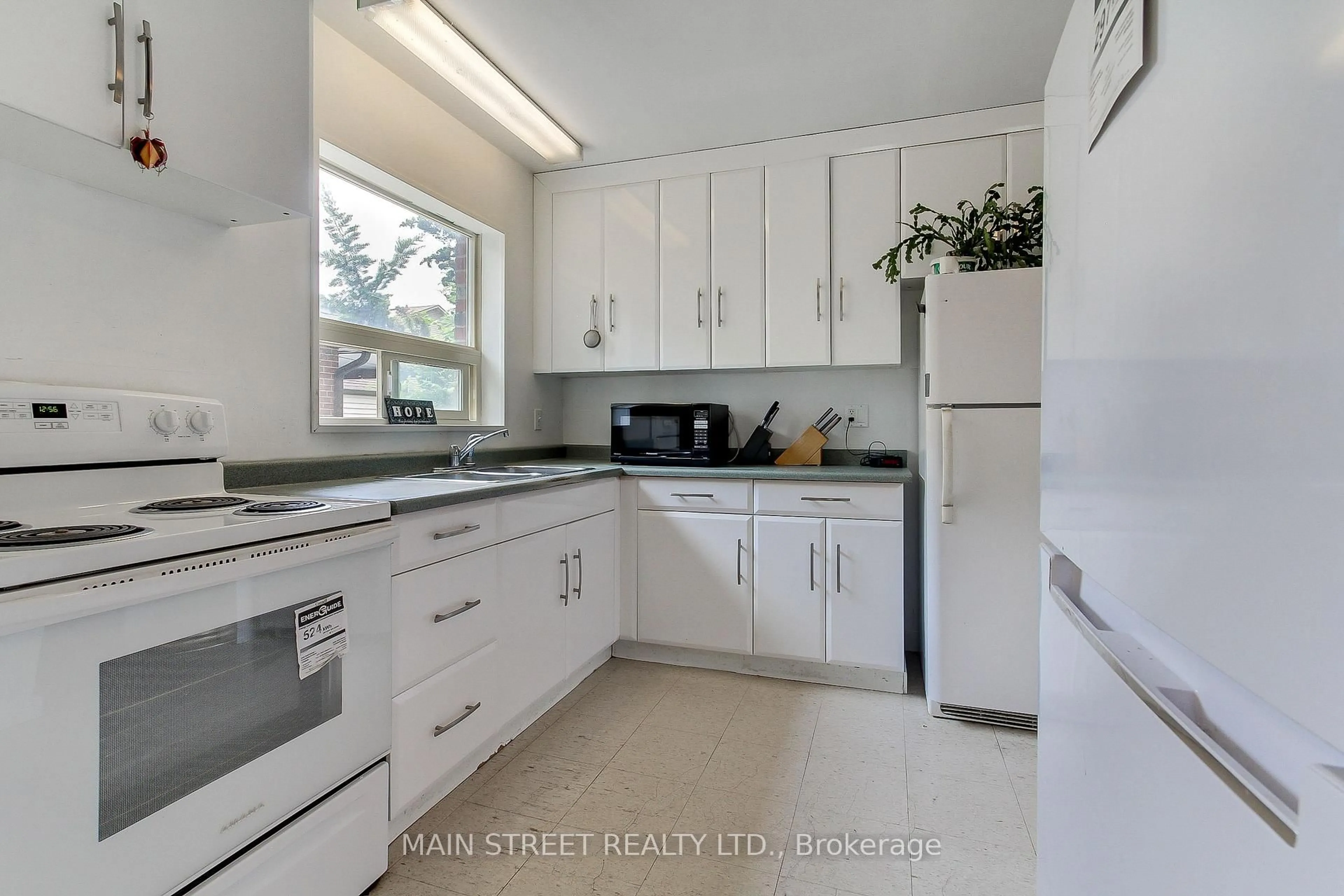 Standard kitchen, ceramic/tile floor for 282 Warden Ave, Toronto Ontario M1N 3A2