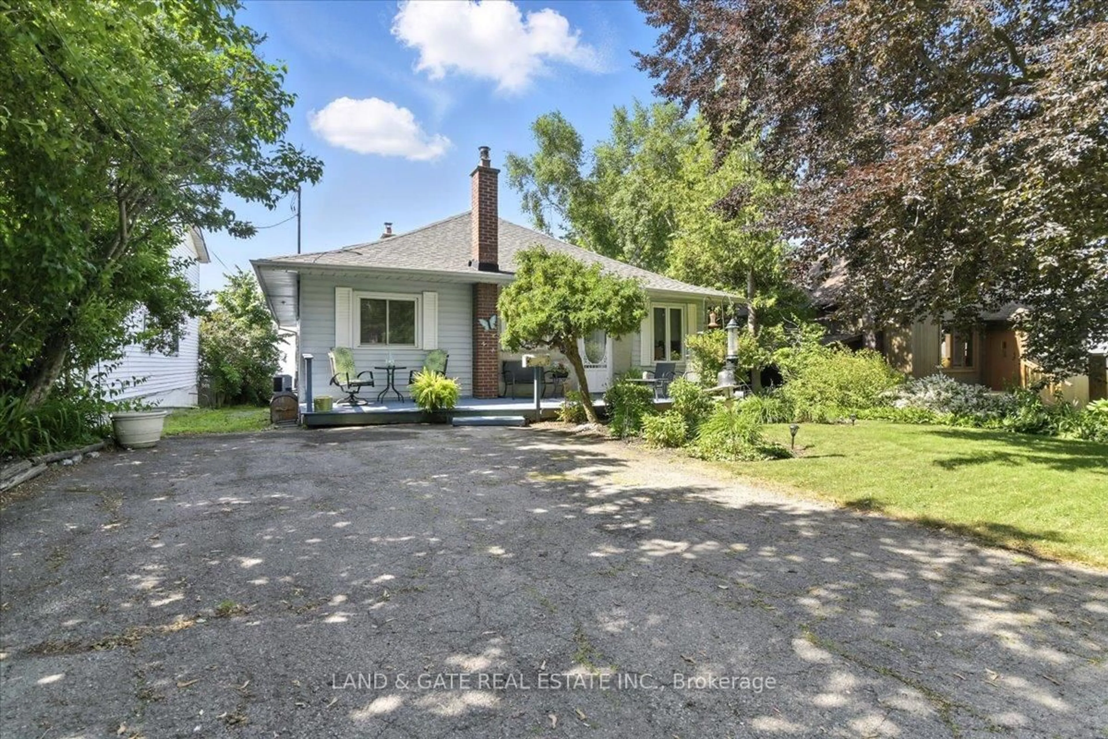 A pic from outside/outdoor area/front of a property/back of a property/a pic from drone, street for 55 Muskoka Ave, Oshawa Ontario L1J 1A1