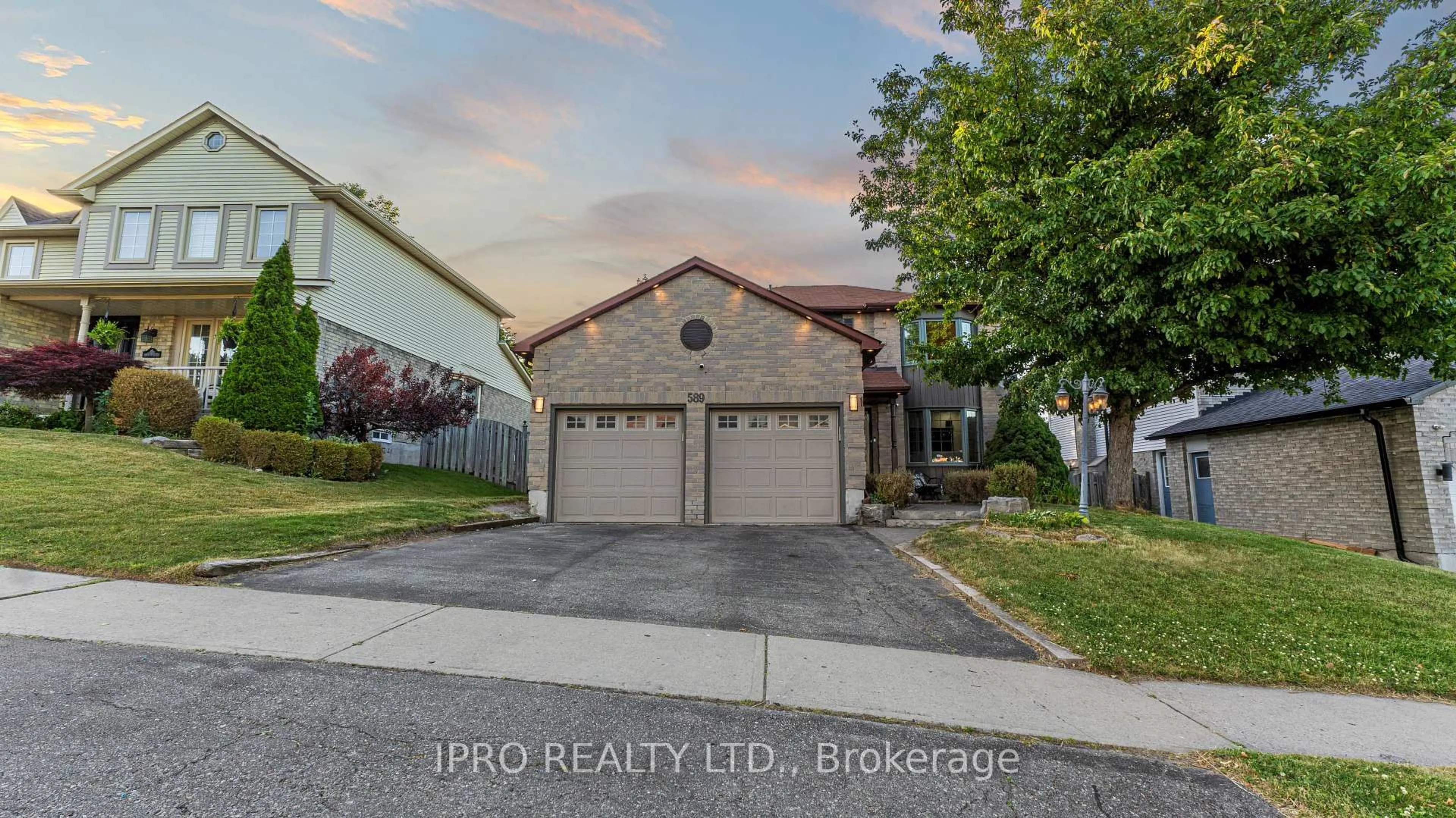 A pic from outside/outdoor area/front of a property/back of a property/a pic from drone, street for 589 Prestwick Dr, Oshawa Ontario L1J 7P5