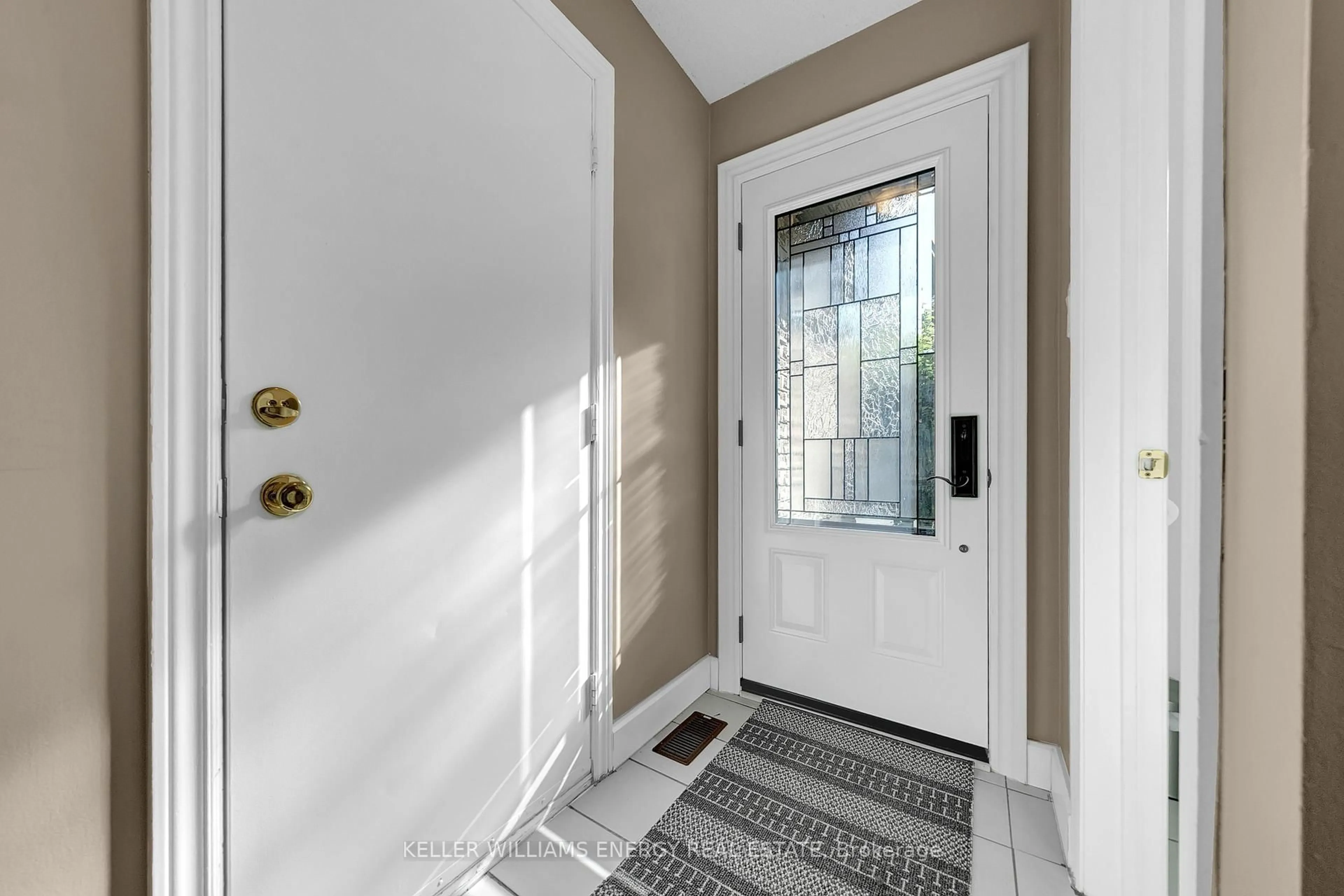 Indoor entryway for 37 Poolton Cres, Clarington Ontario L1E 2H5