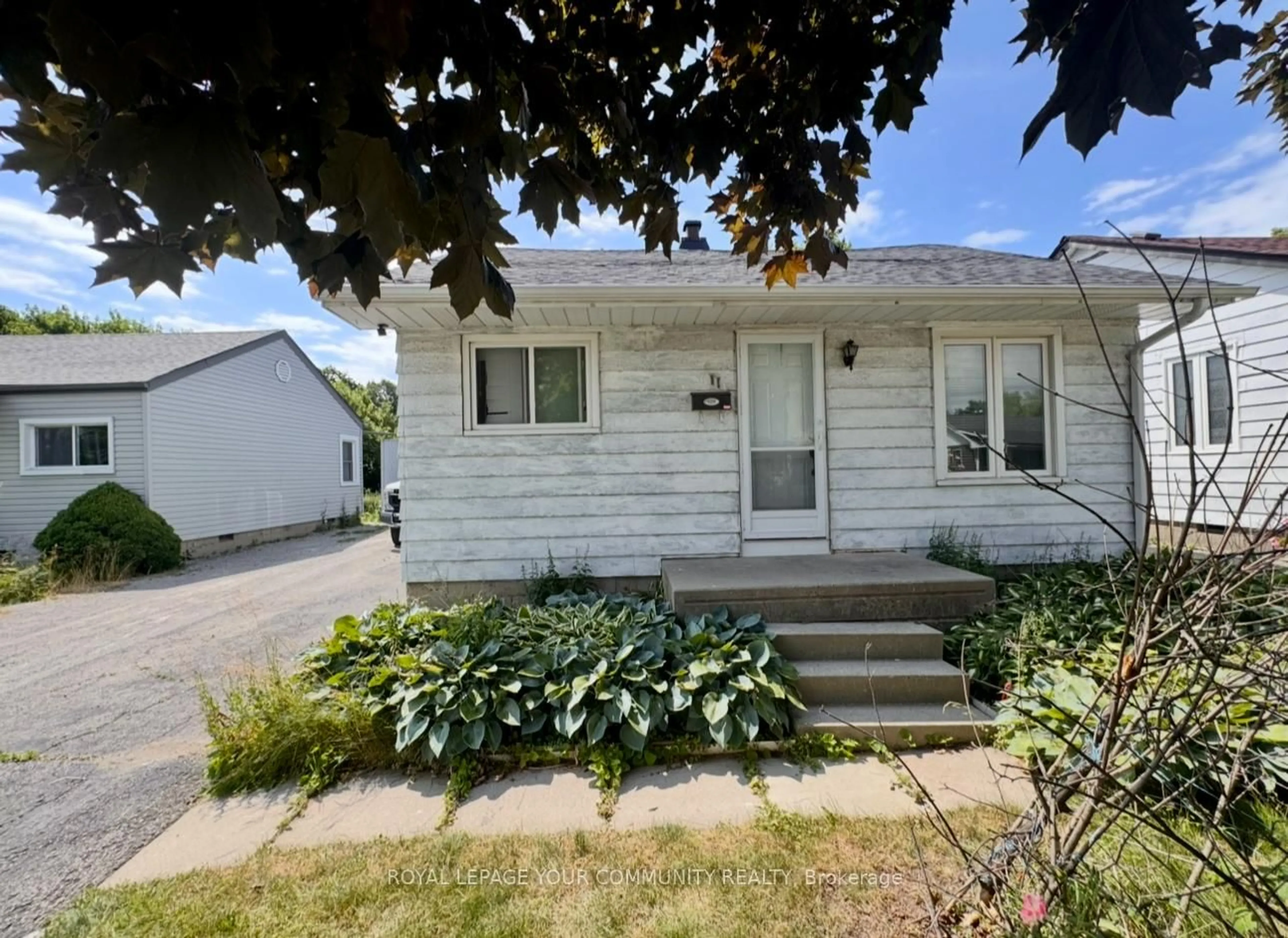 Unknown for 11 Pine St, Ajax Ontario L1S 1X8