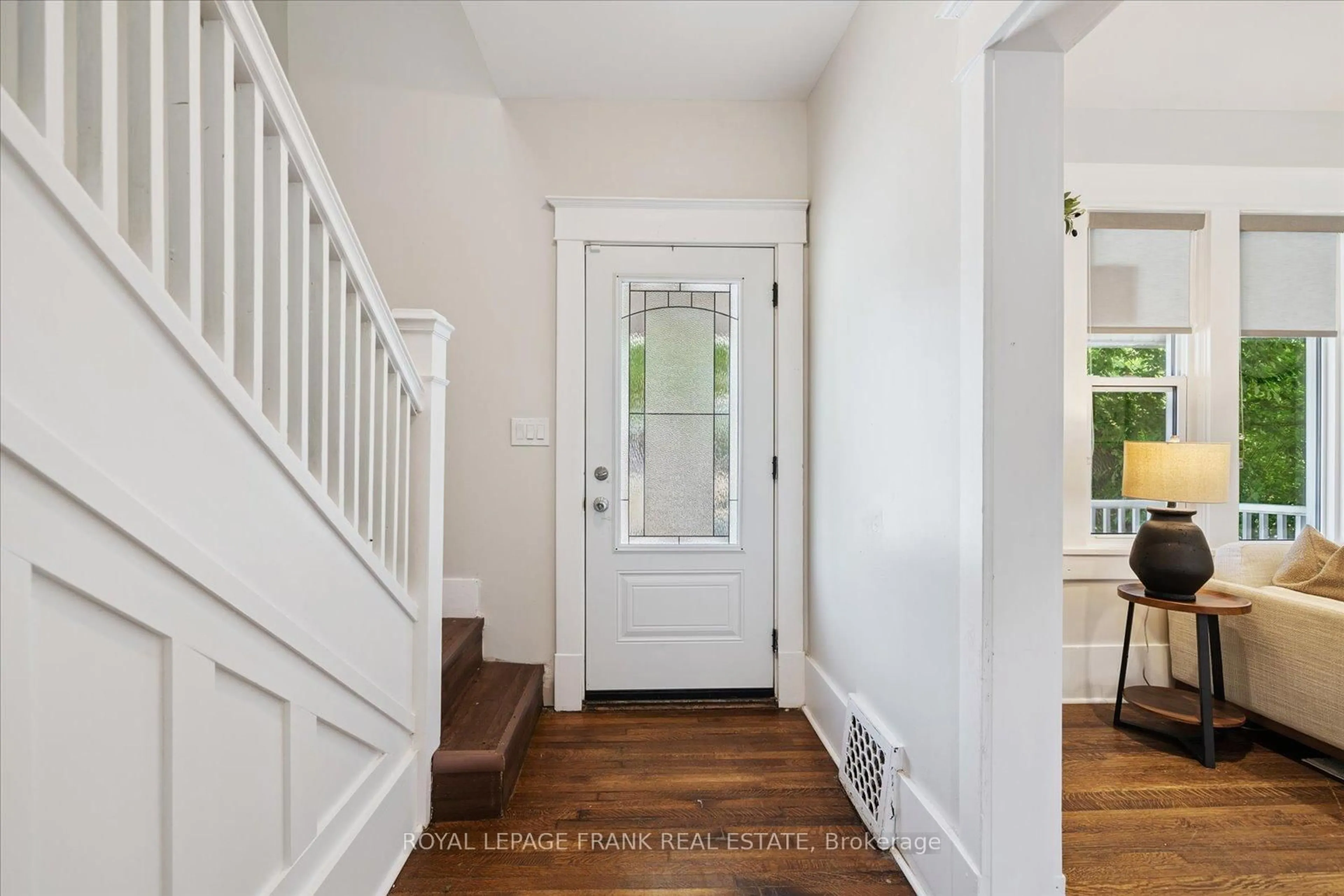 Indoor entryway for 159 Agnes St, Oshawa Ontario L1G 1V3