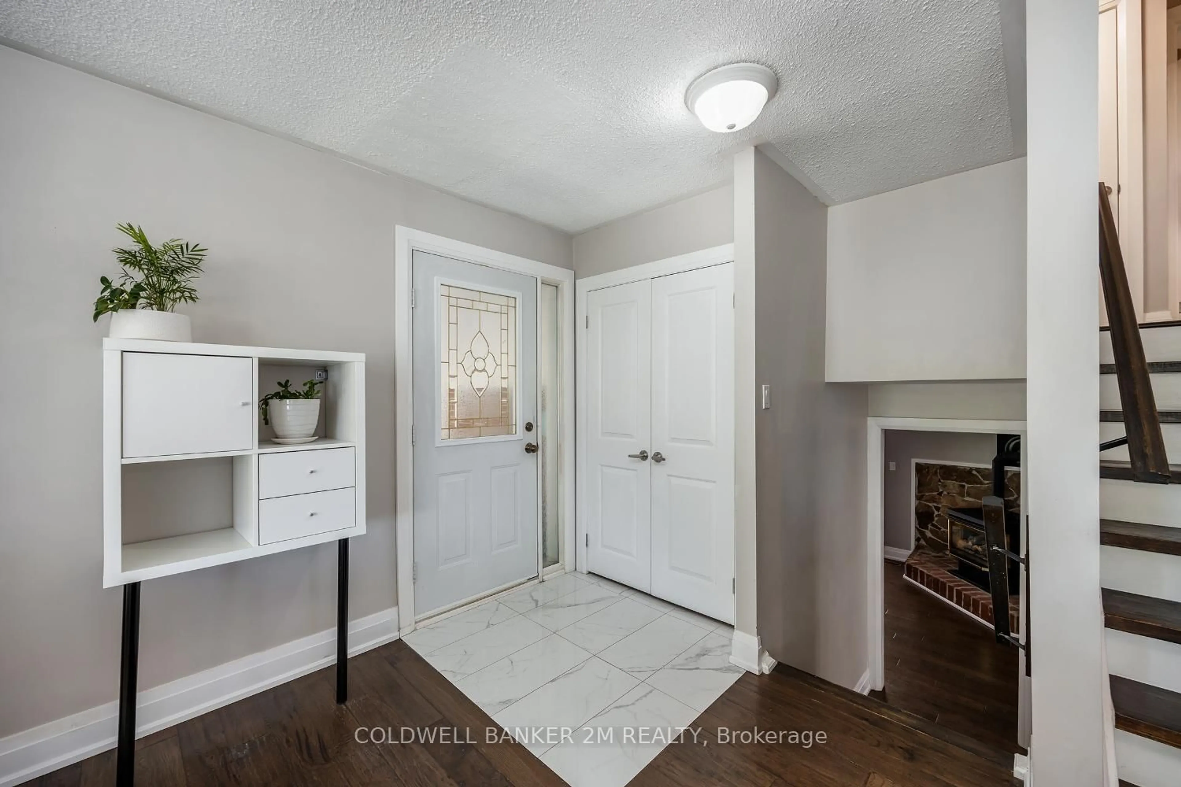 Indoor entryway for 246 Harmony Rd, Oshawa Ontario L1G 6L5