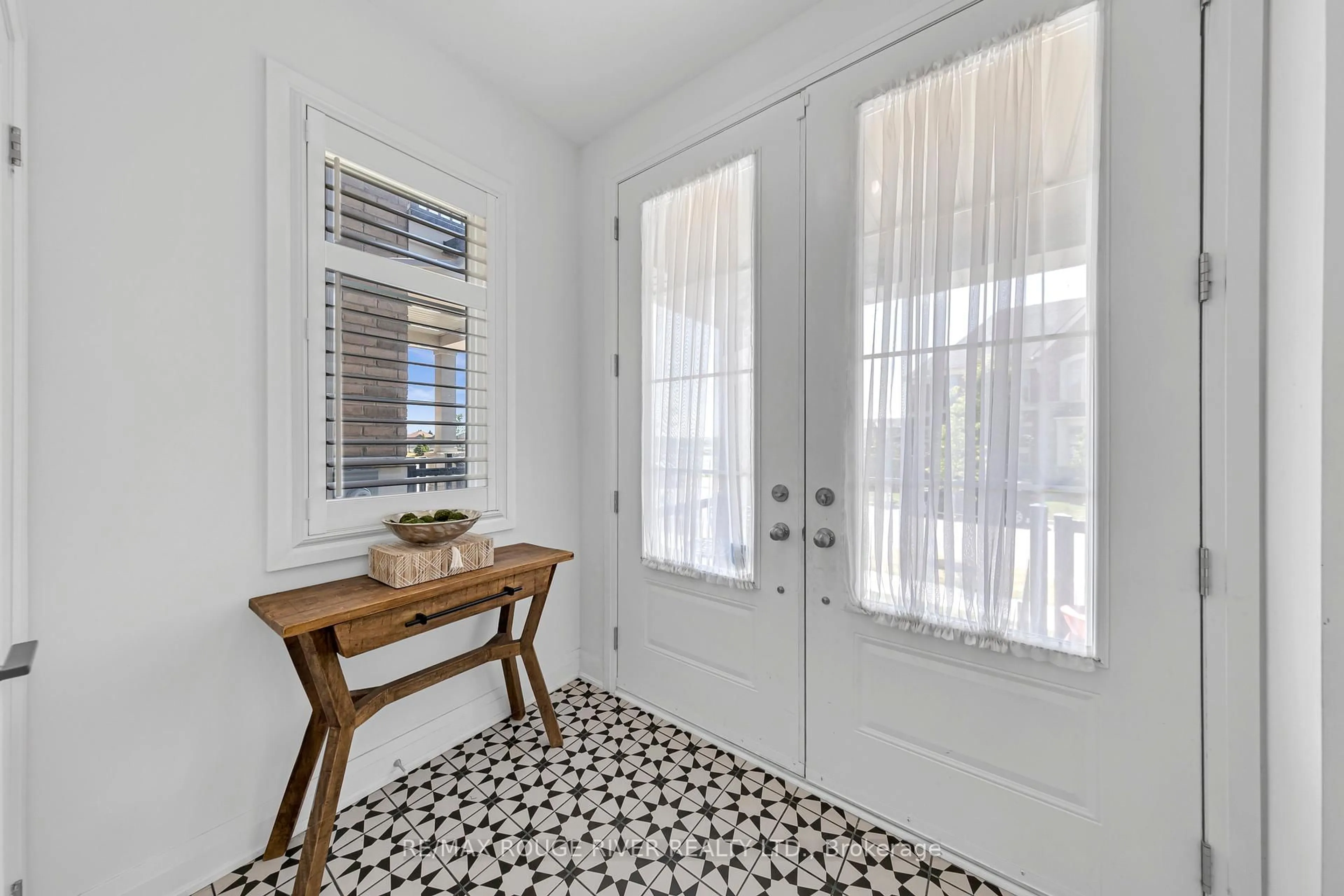 Indoor entryway for 3 Dorian Dr, Whitby Ontario L1P 0B8