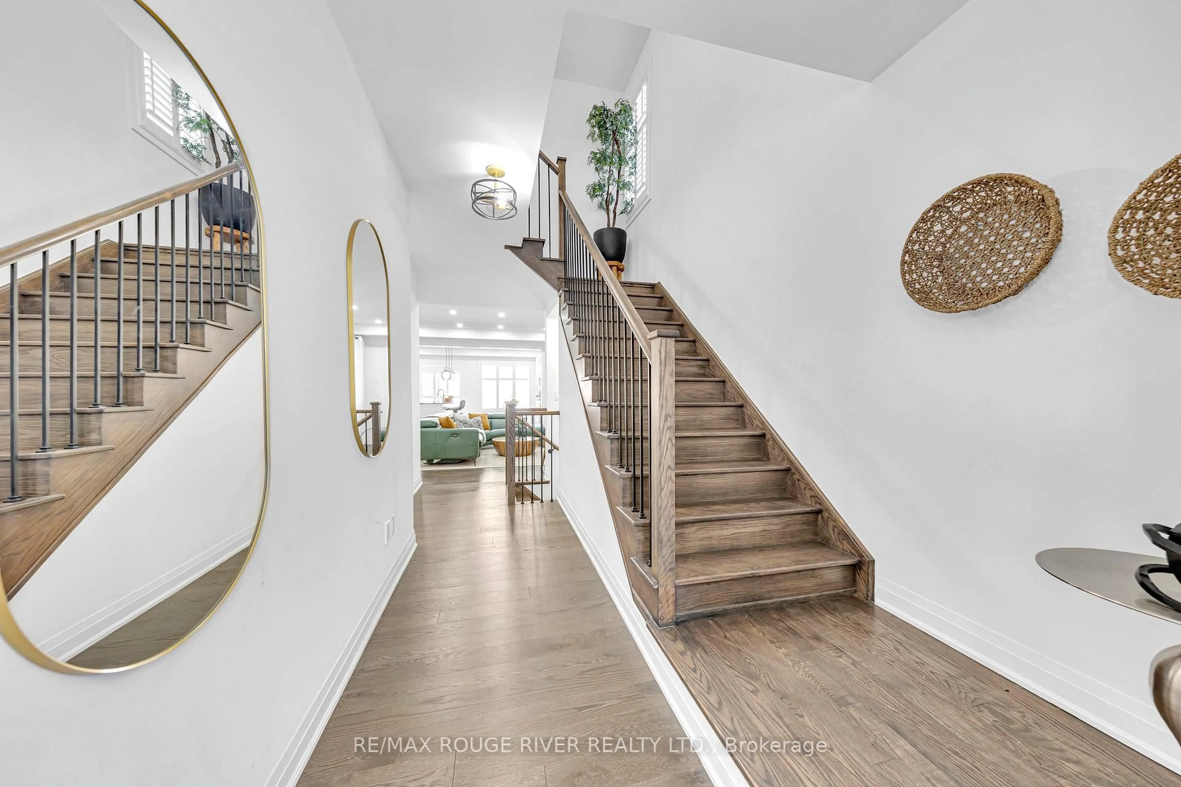 Indoor entryway for 3 Dorian Dr, Whitby Ontario L1P 0B8
