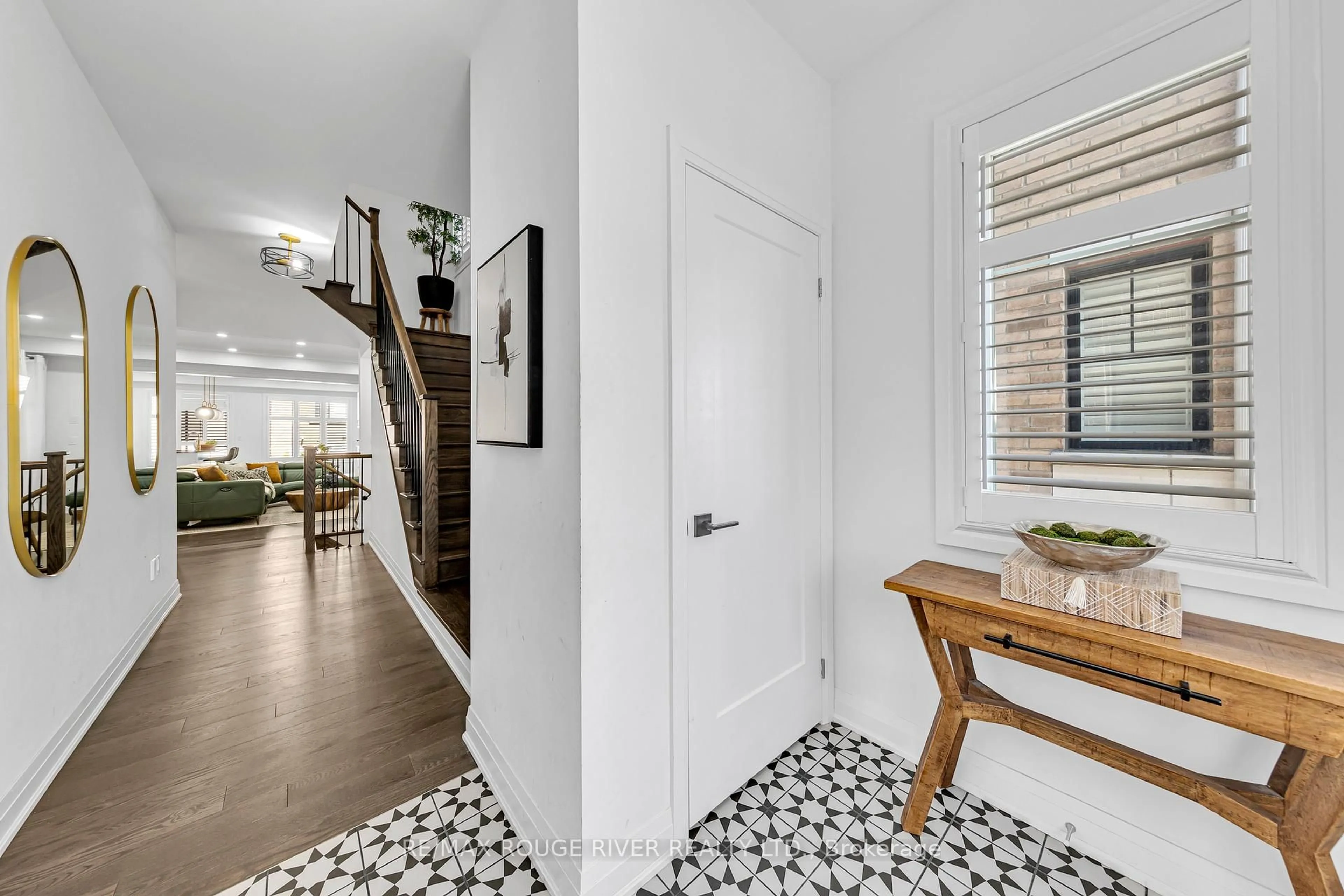 Indoor entryway for 3 Dorian Dr, Whitby Ontario L1P 0B8