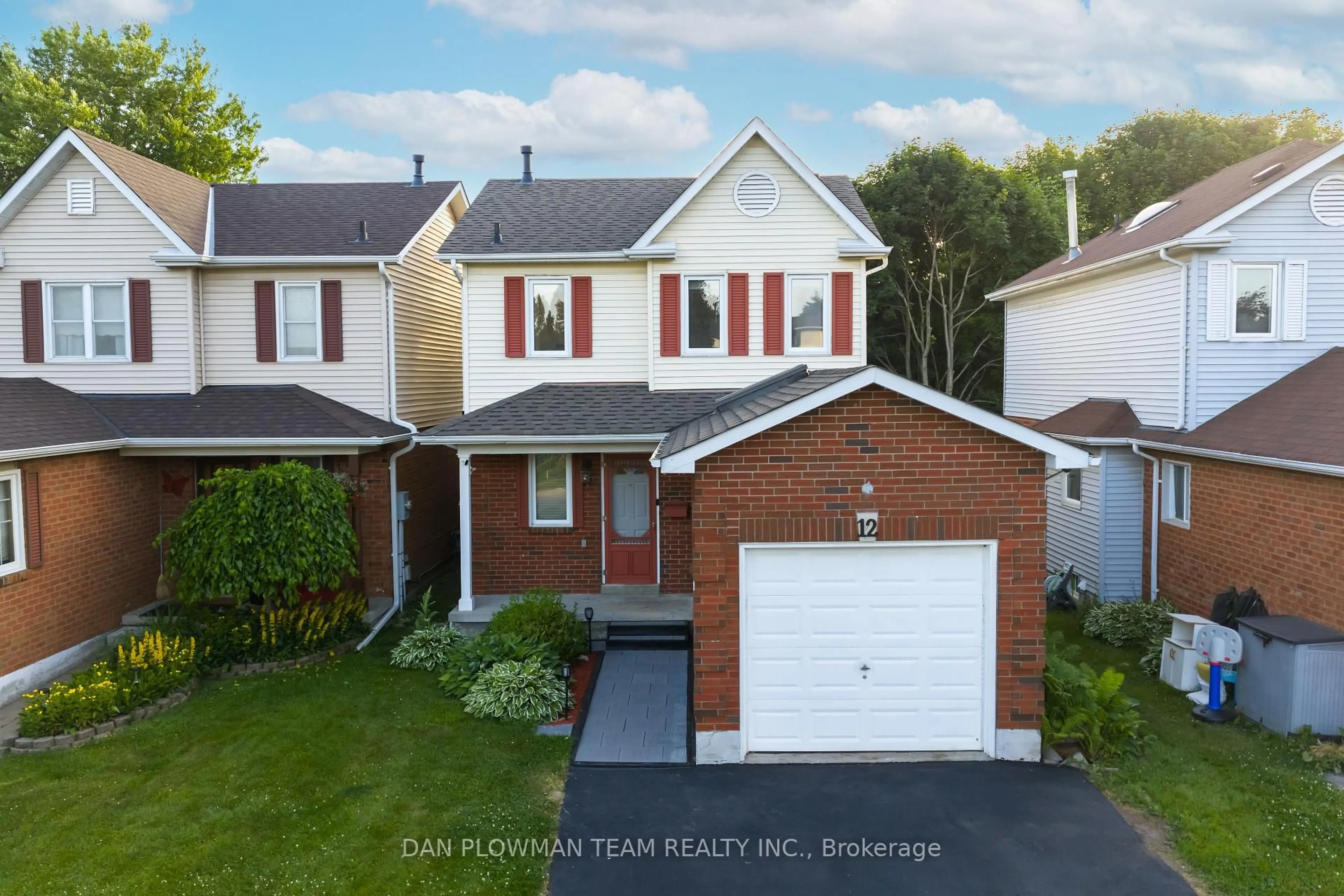 A pic from outside/outdoor area/front of a property/back of a property/a pic from drone, street for 12 Longwood Crt, Clarington Ontario L1E 1R8