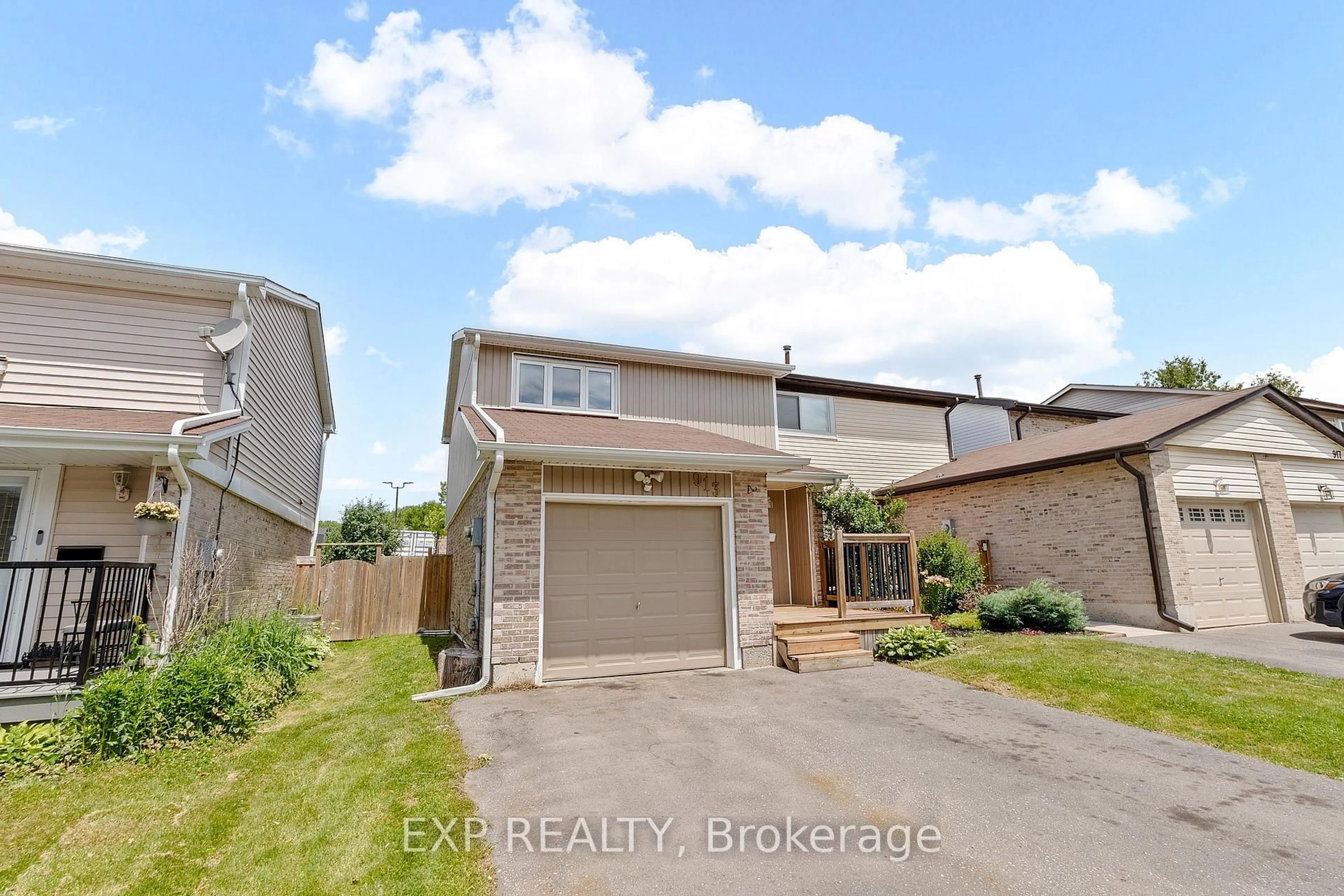 A pic from outside/outdoor area/front of a property/back of a property/a pic from drone, street for 913 Gentry Cres, Oshawa Ontario L1K 1L6