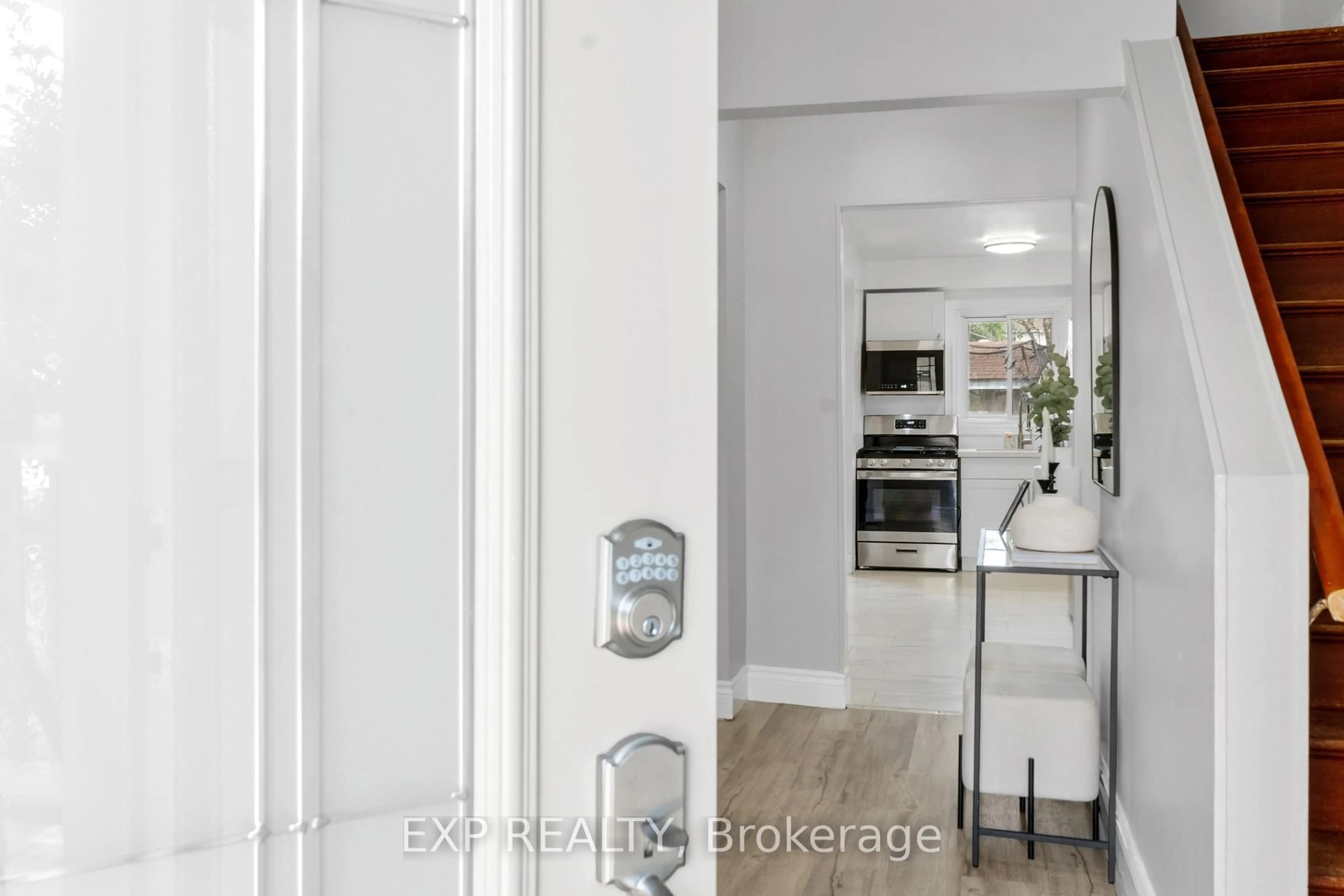 Indoor entryway for 913 Gentry Cres, Oshawa Ontario L1K 1L6