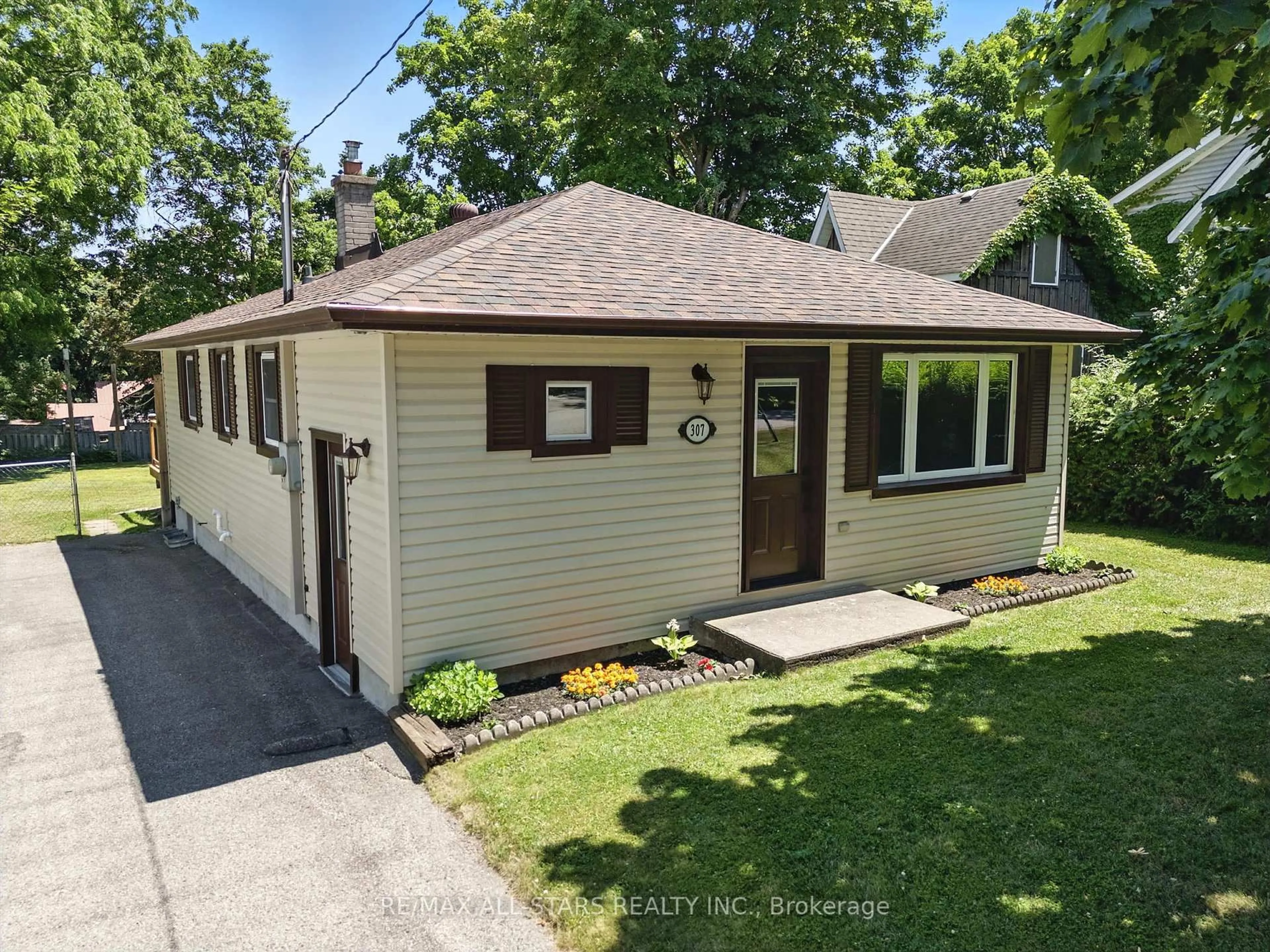 Home with vinyl exterior material, street for 307 Cochrane St, Scugog Ontario L9L 1M4