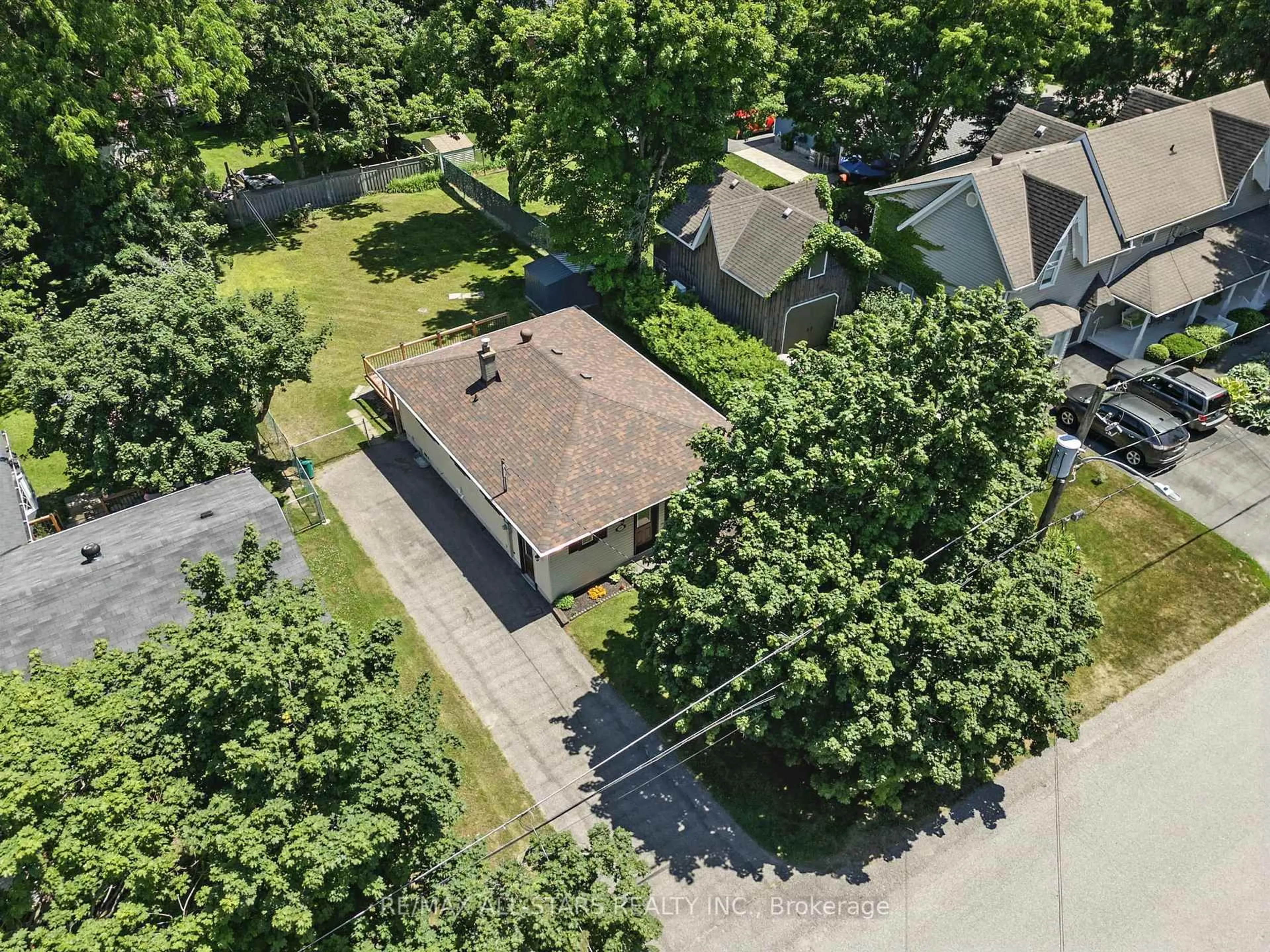 A pic from outside/outdoor area/front of a property/back of a property/a pic from drone, street for 307 Cochrane St, Scugog Ontario L9L 1M4