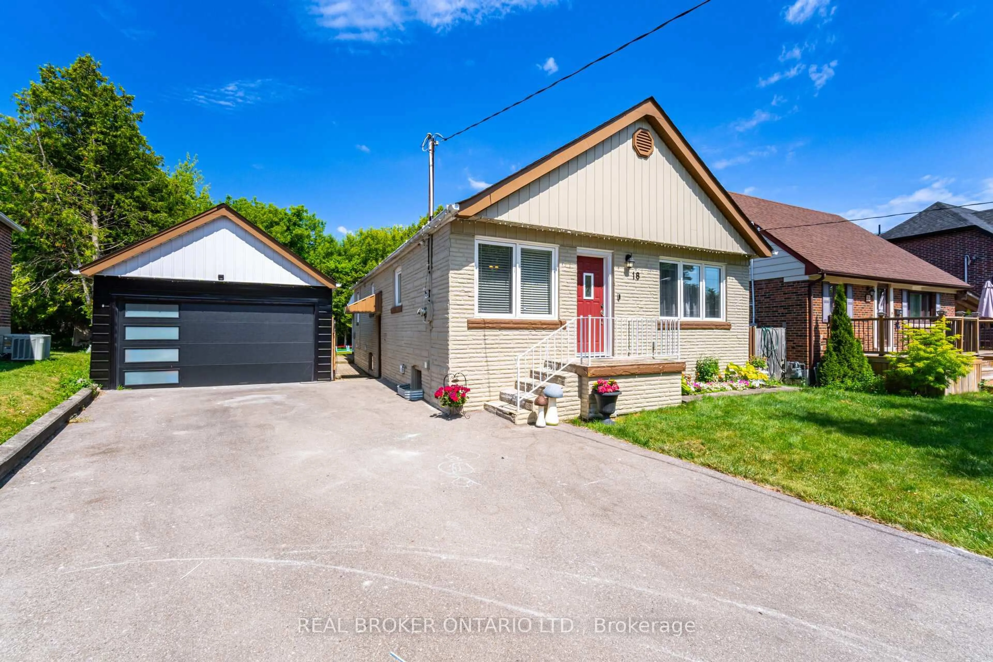A pic from outside/outdoor area/front of a property/back of a property/a pic from drone, street for 18 Adanac Dr, Toronto Ontario M1M 2E4