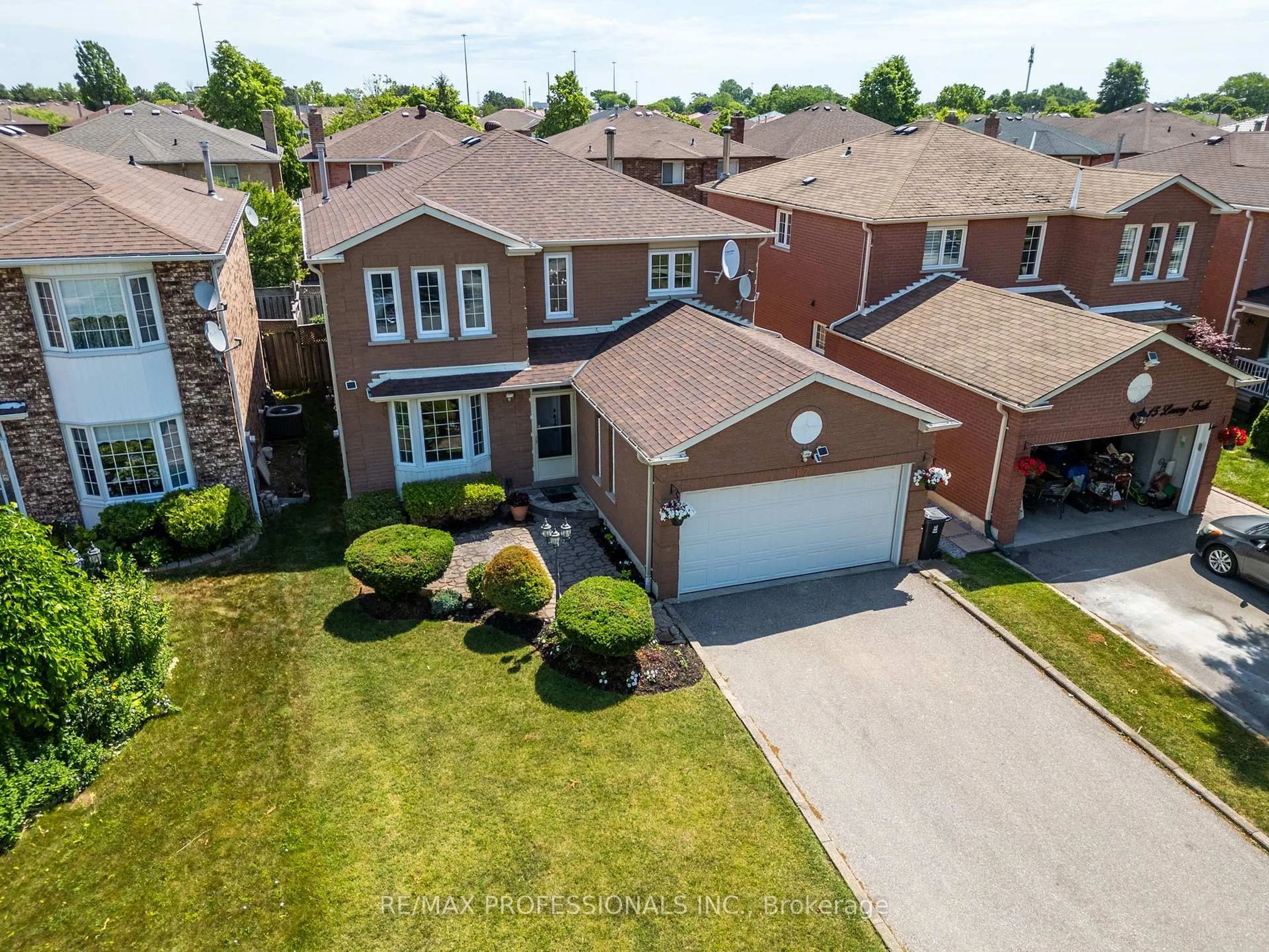 A pic from outside/outdoor area/front of a property/back of a property/a pic from drone, street for 17 Lavery Tr, Toronto Ontario M1C 4T6