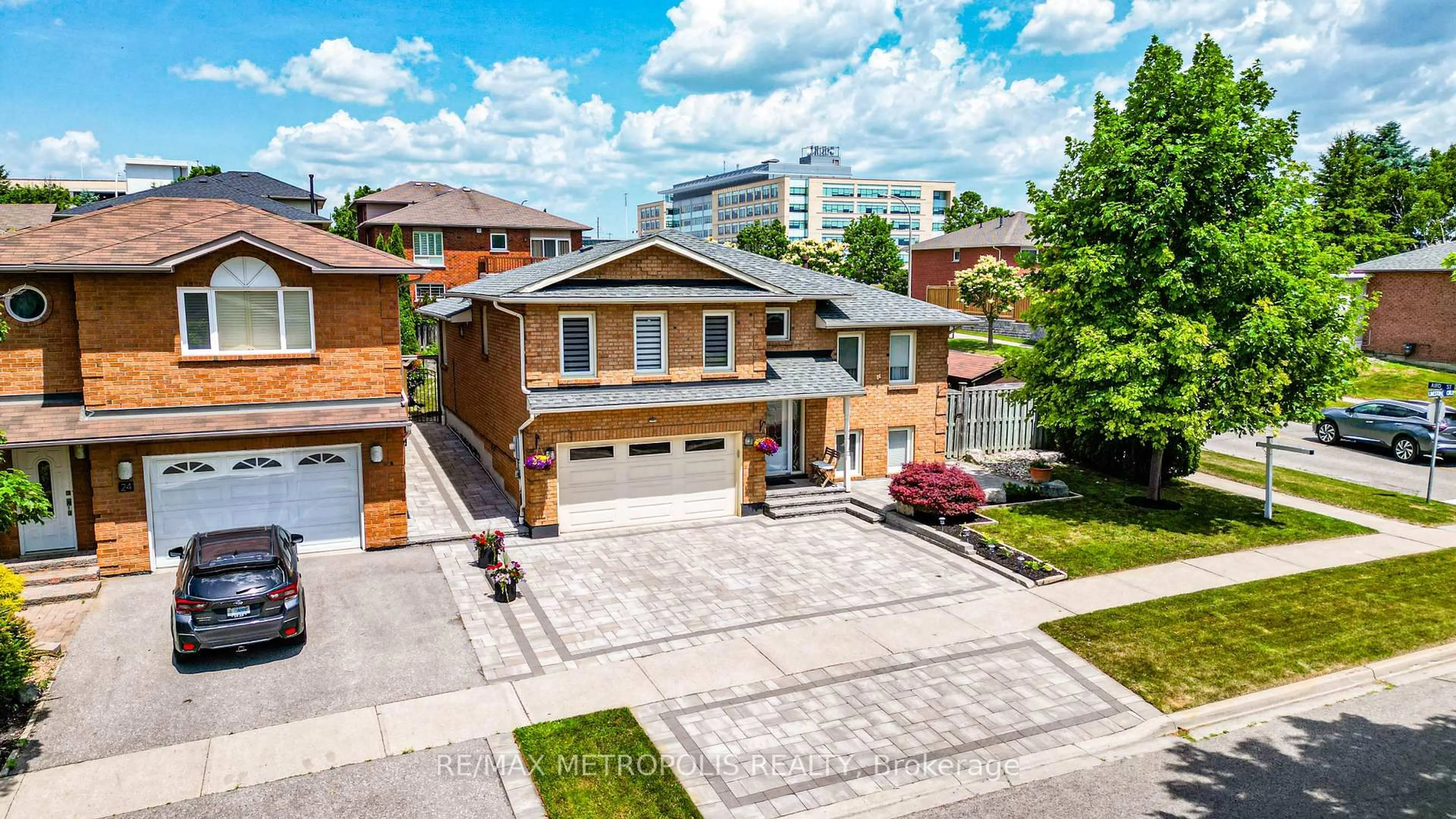 A pic from outside/outdoor area/front of a property/back of a property/a pic from drone, street for 26 Limestone Cres, Whitby Ontario L1N 8N7