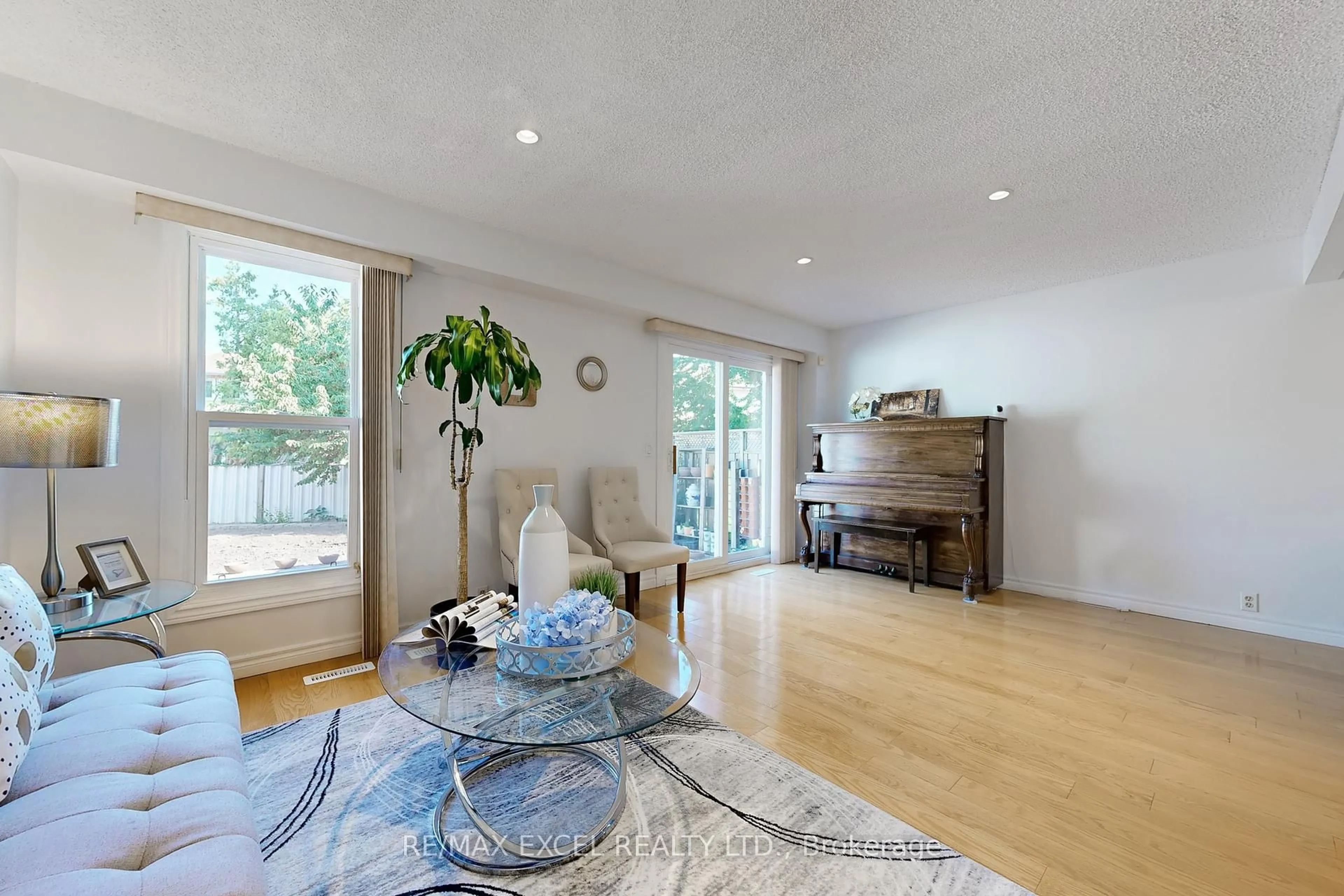 Living room with furniture, wood/laminate floor for 29 Green Spring Dr, Toronto Ontario M1V 2A9