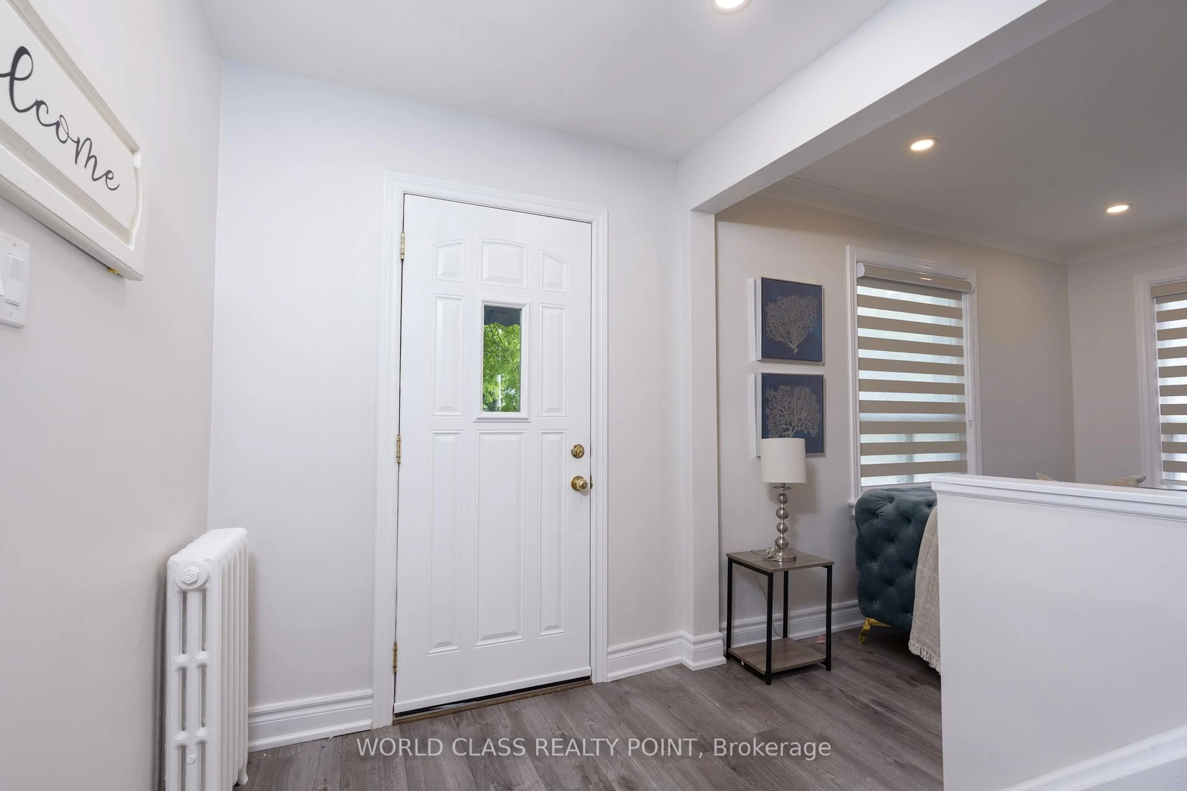 Indoor entryway for 152 Ferris Rd, Toronto Ontario M4B 1G9