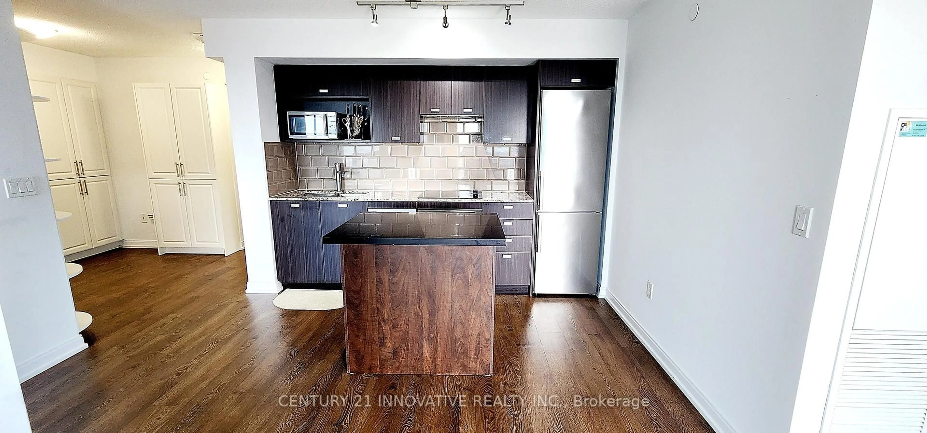 Open concept kitchen, wood/laminate floor for 275 Village Green Sq #2616, Toronto Ontario M1S 0L8