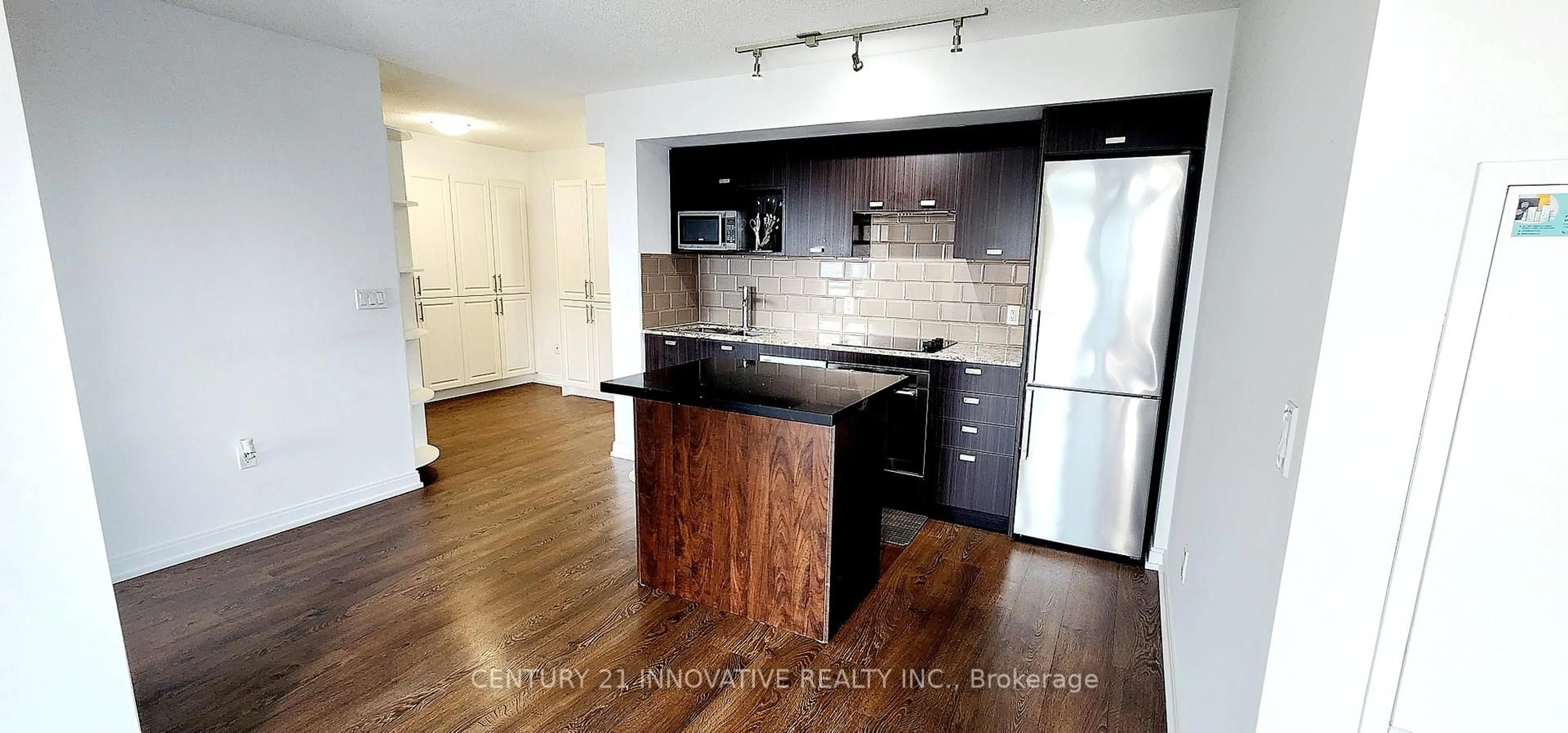 Open concept kitchen, wood/laminate floor for 275 Village Green Sq #2616, Toronto Ontario M1S 0L8