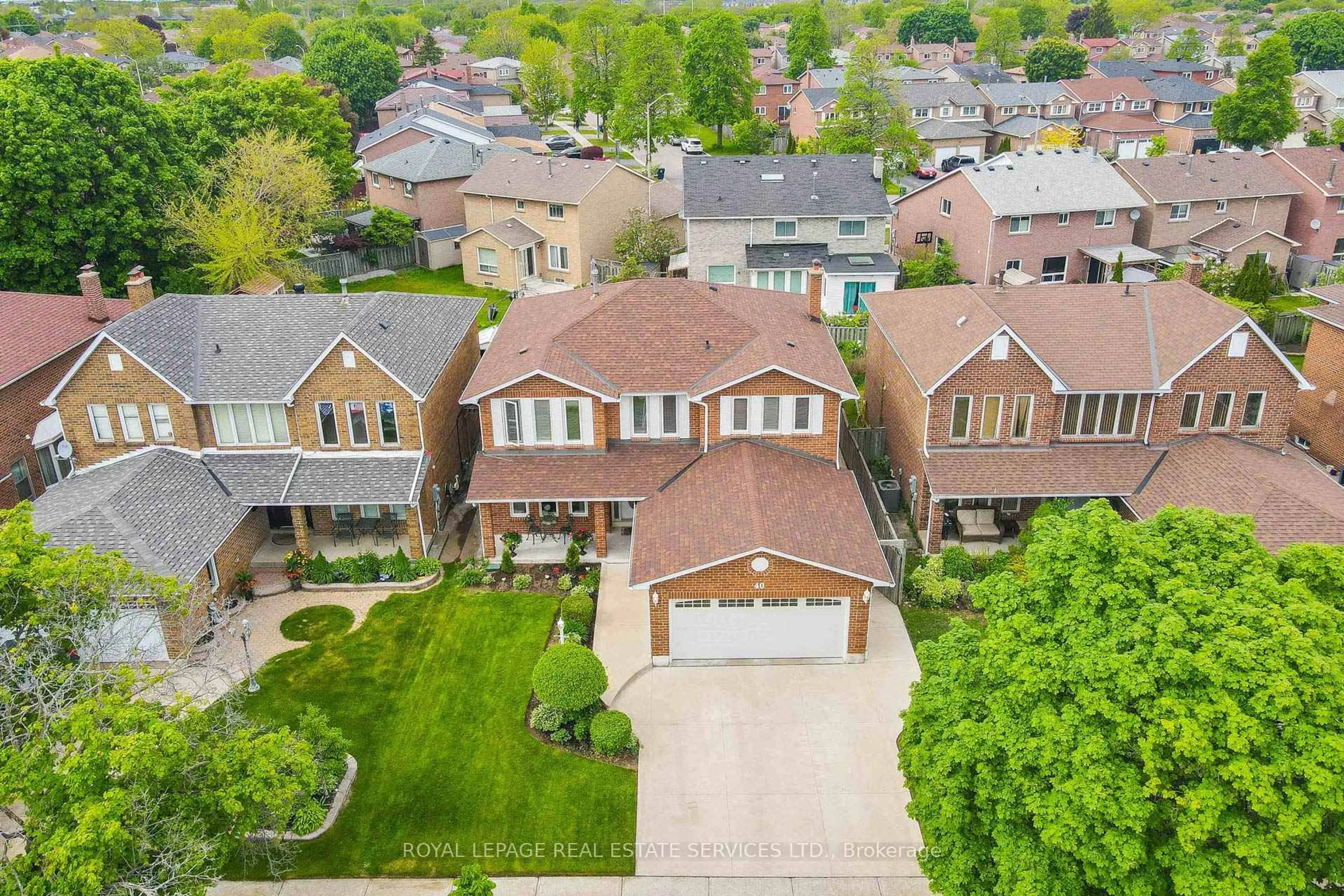 A pic from outside/outdoor area/front of a property/back of a property/a pic from drone, street for 40 Canmore Blvd, Toronto Ontario M1C 3W2