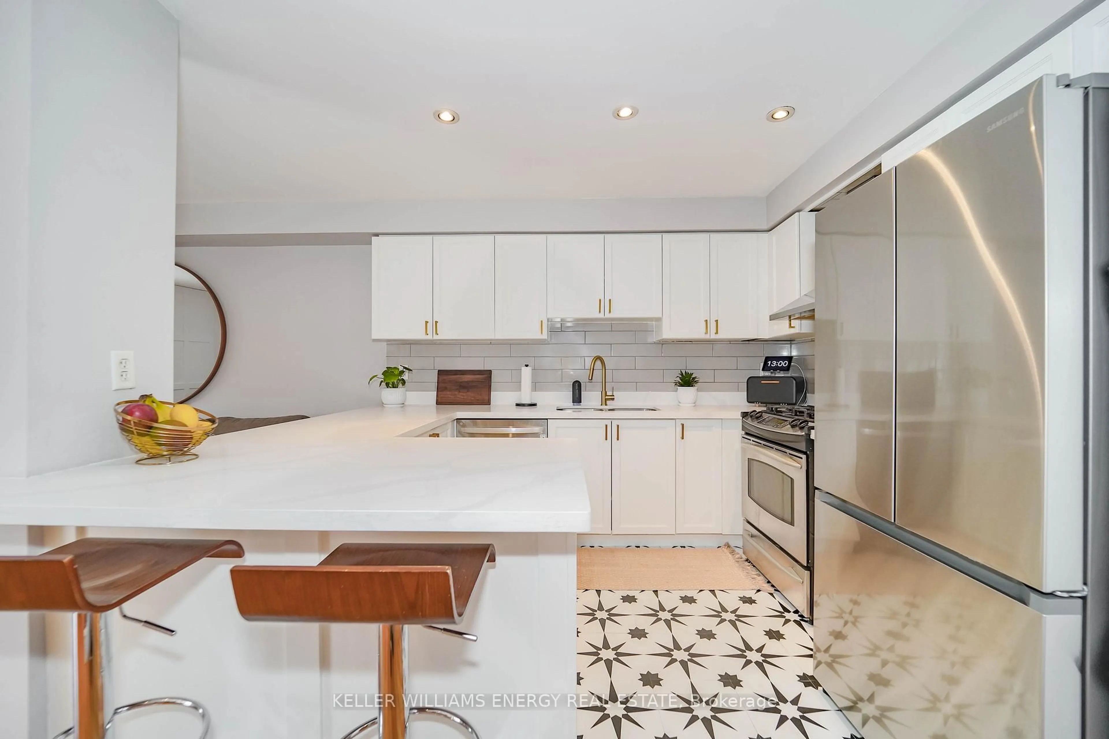 Contemporary kitchen, ceramic/tile floor for 15 Fairmount Dr, Whitby Ontario L1R 0G3