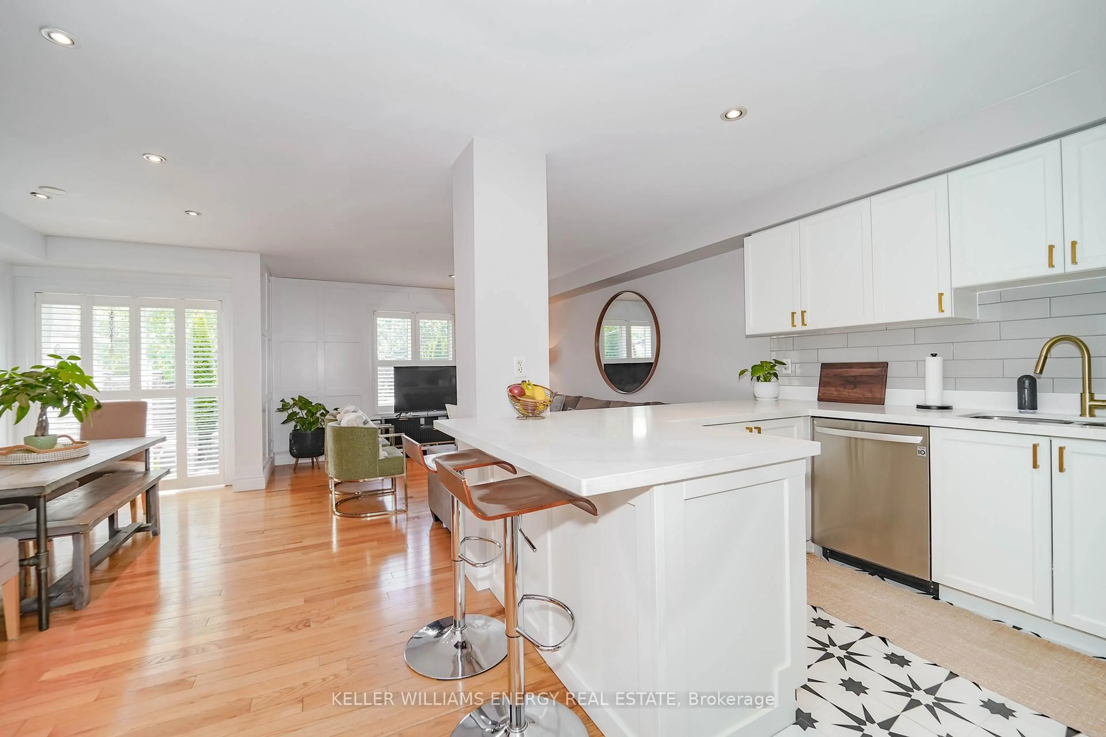 Open concept kitchen, unknown for 15 Fairmount Dr, Whitby Ontario L1R 0G3