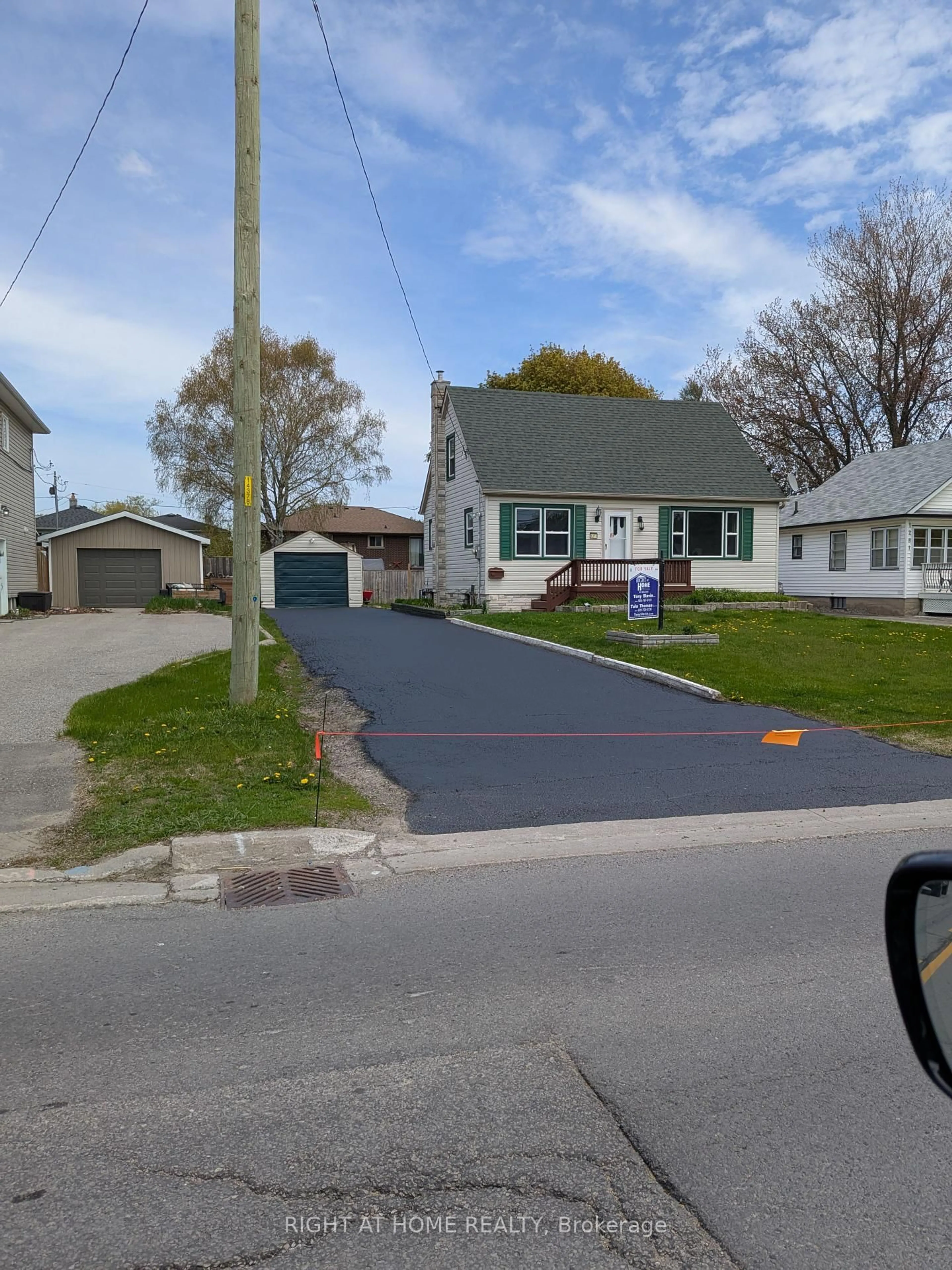 A pic from outside/outdoor area/front of a property/back of a property/a pic from drone, street for 1275 Simcoe St, Oshawa Ontario L1H 4M1