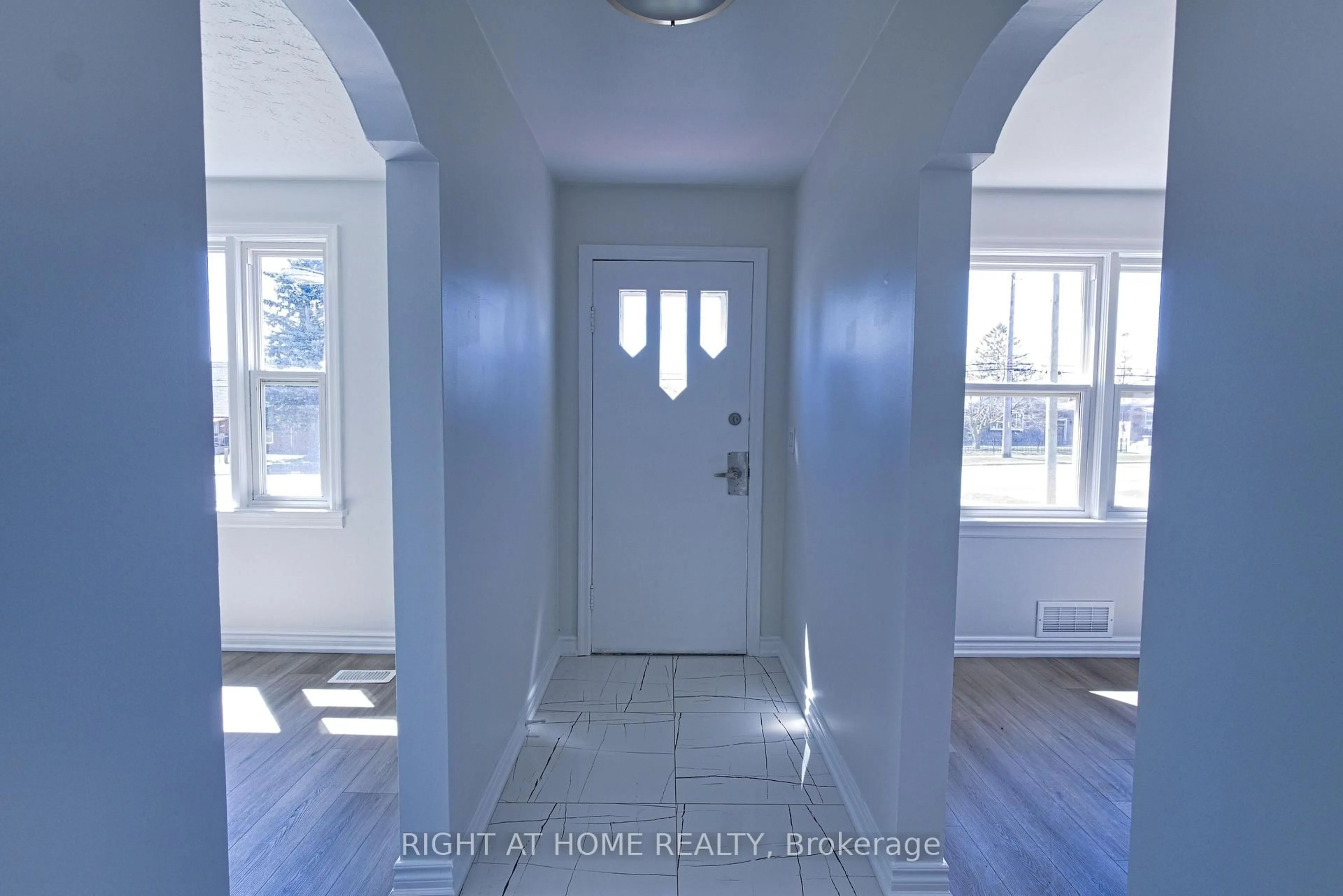 Indoor entryway for 1275 Simcoe St, Oshawa Ontario L1H 4M1