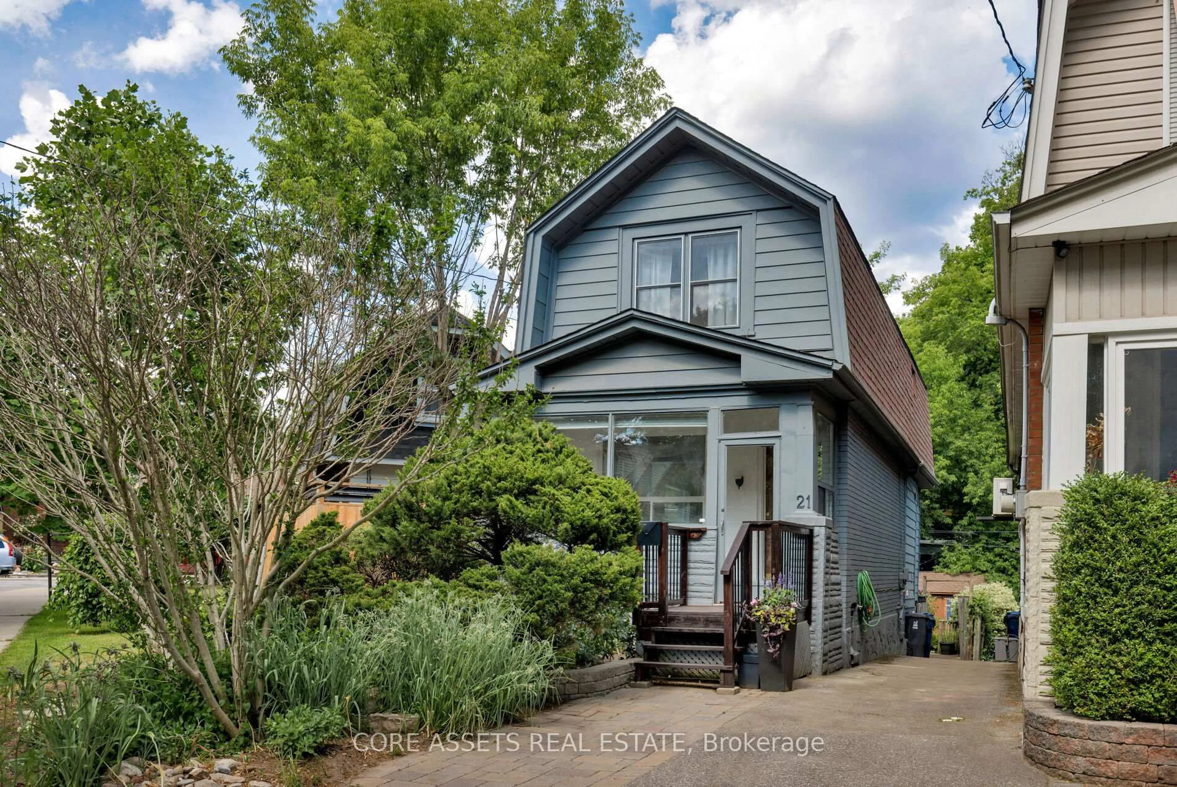 A pic from outside/outdoor area/front of a property/back of a property/a pic from drone, street for 21 West Lynn Ave, Toronto Ontario M4C 3V7