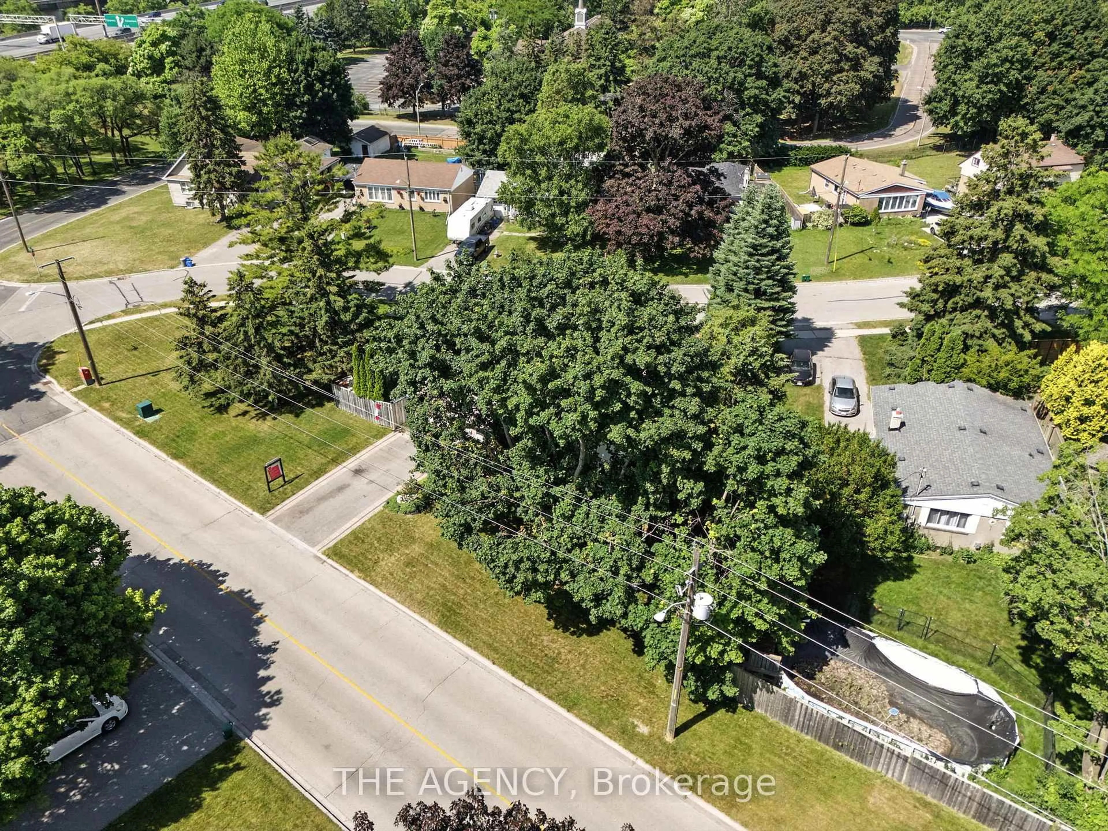 A pic from outside/outdoor area/front of a property/back of a property/a pic from drone, street for 86 Mill St, Ajax Ontario L1S 6K6