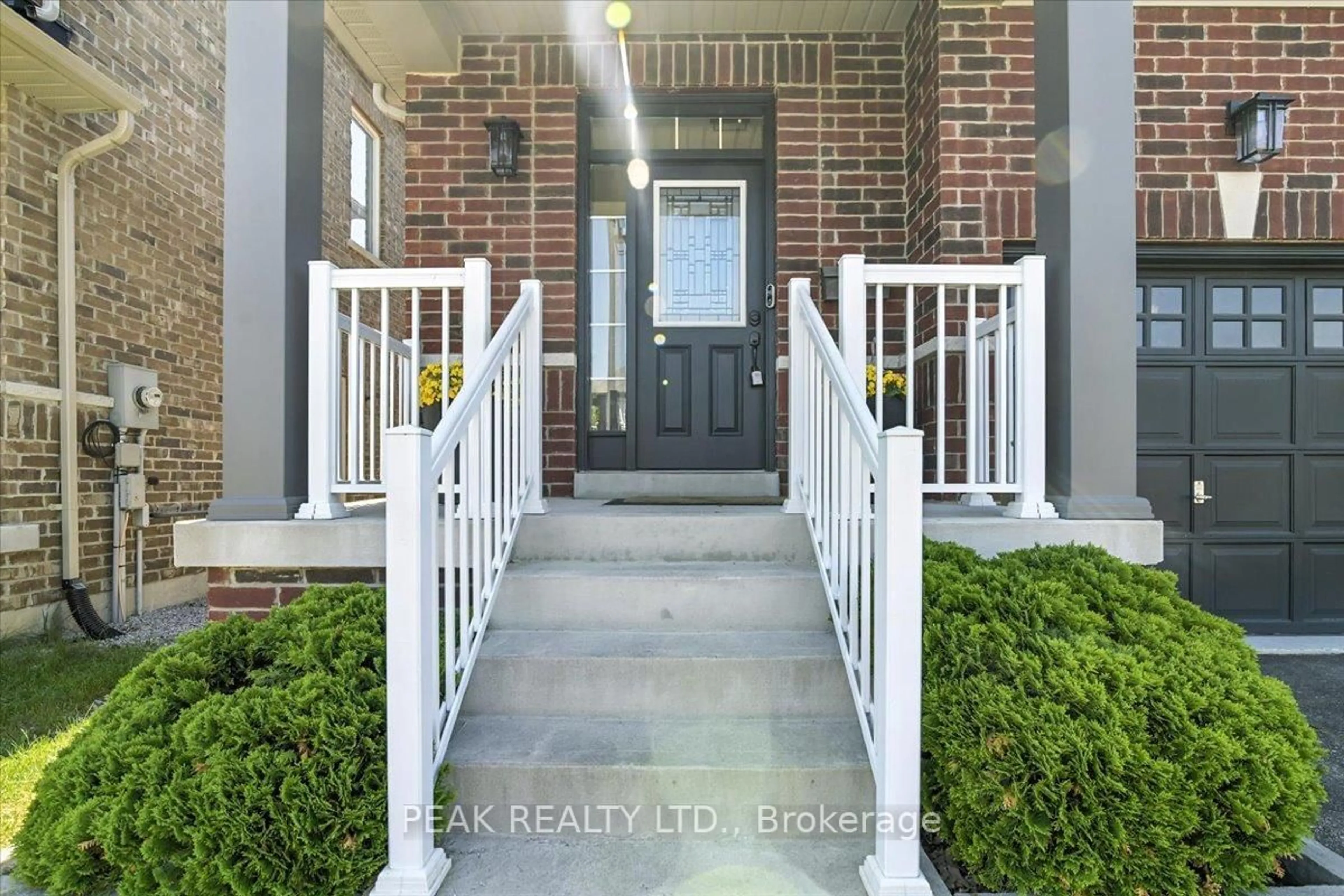 Indoor entryway for 2508 Standardbred Dr, Oshawa Ontario L1L 0J1