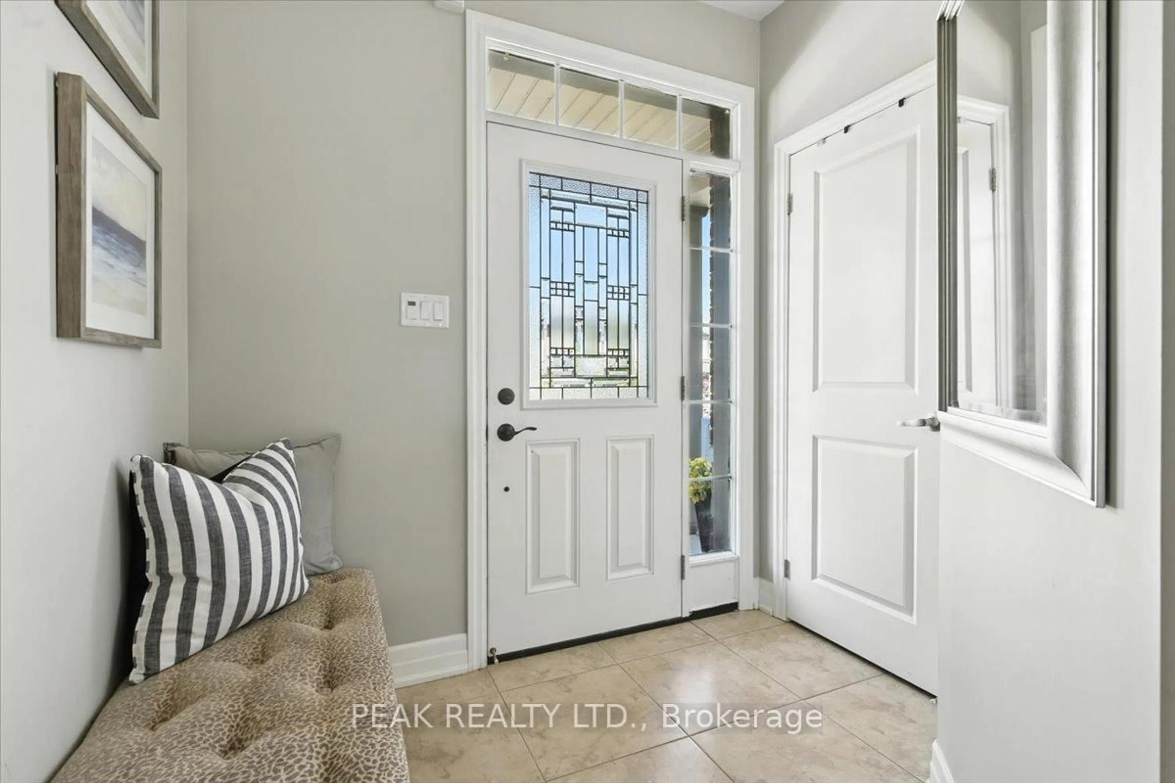 Indoor entryway for 2508 Standardbred Dr, Oshawa Ontario L1L 0J1