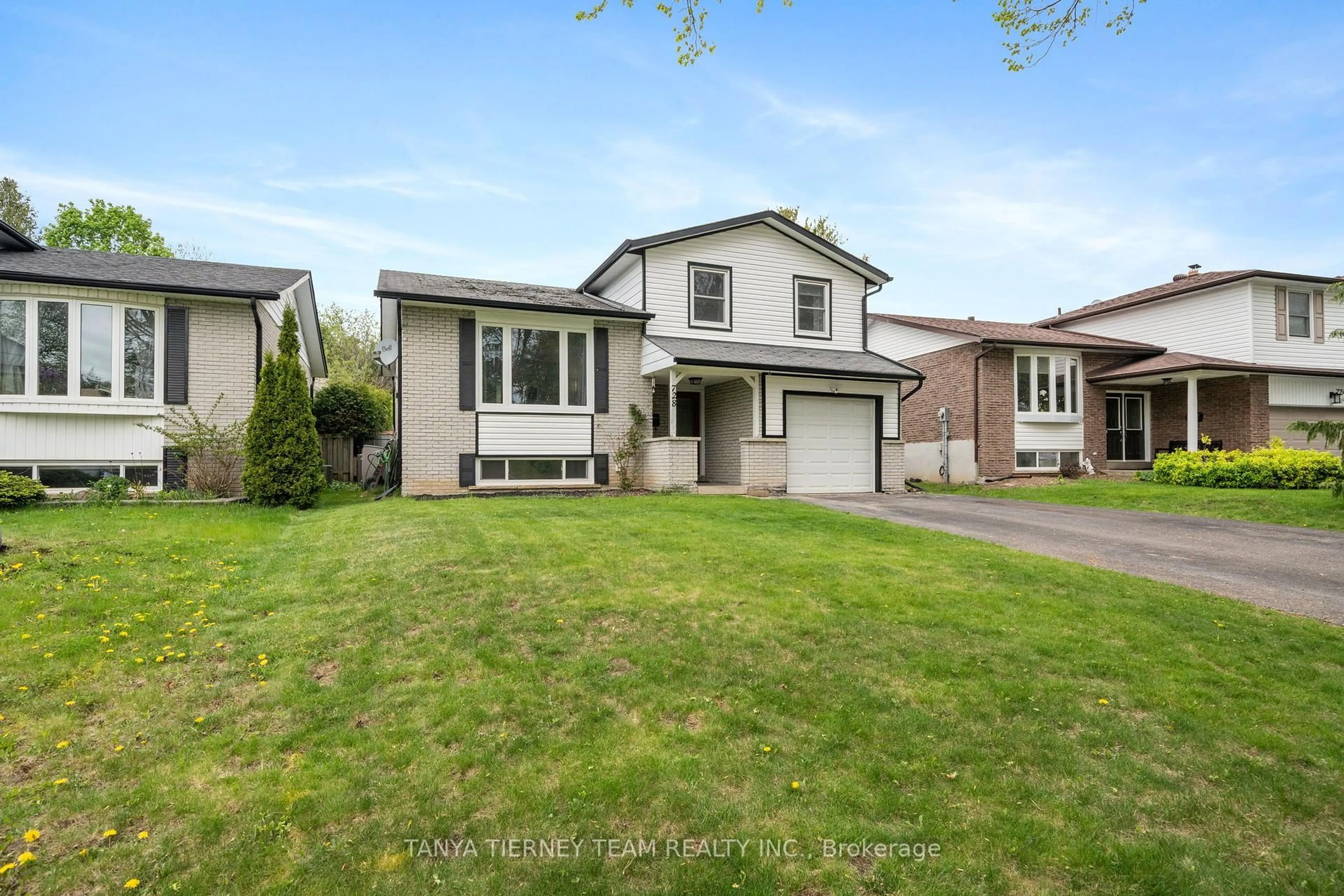 Home with vinyl exterior material, street for 728 Bermuda Ave, Oshawa Ontario L1J 6A8