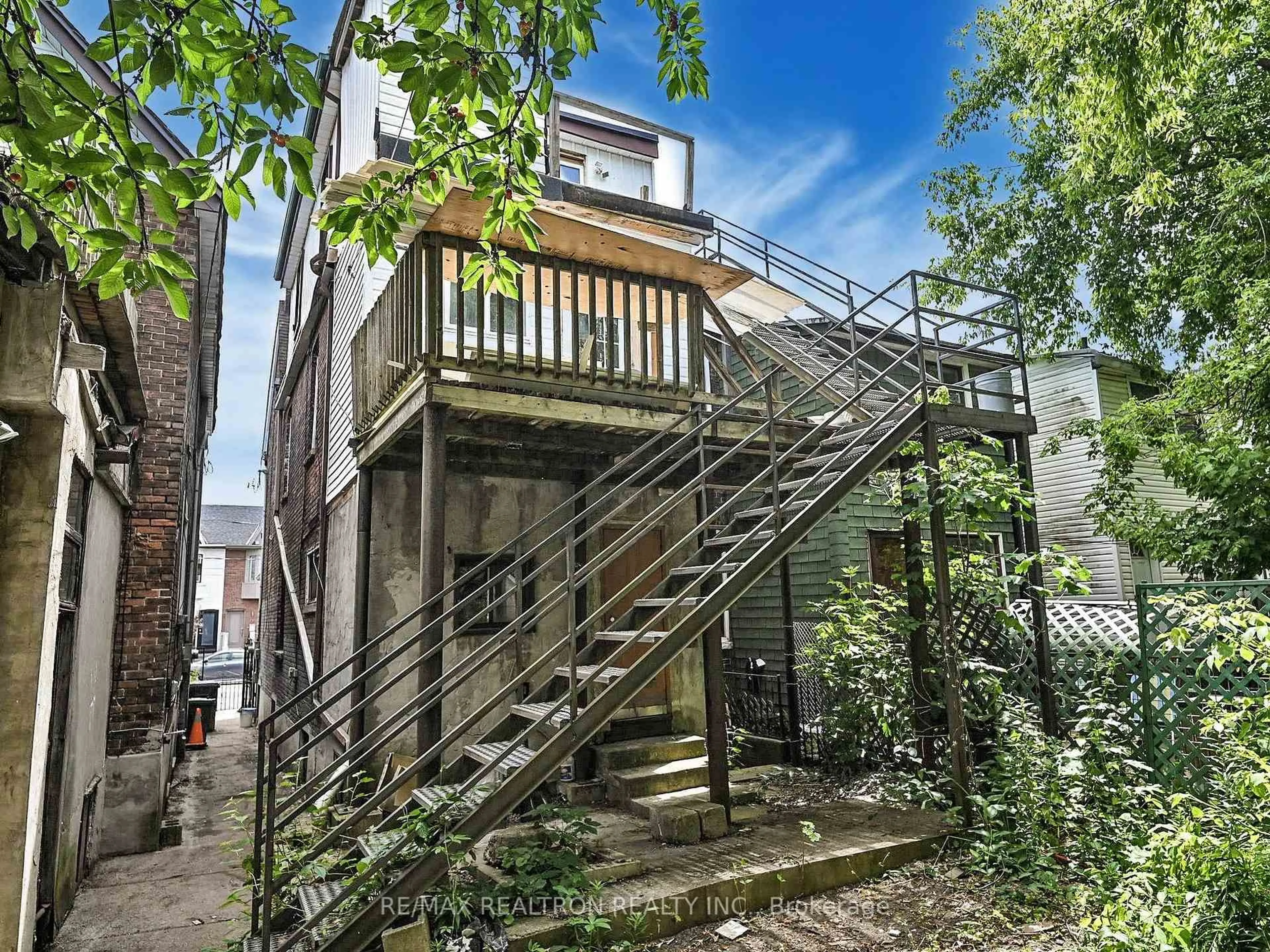 Stairs for 778 Pape Ave, Toronto Ontario M4K 3S7