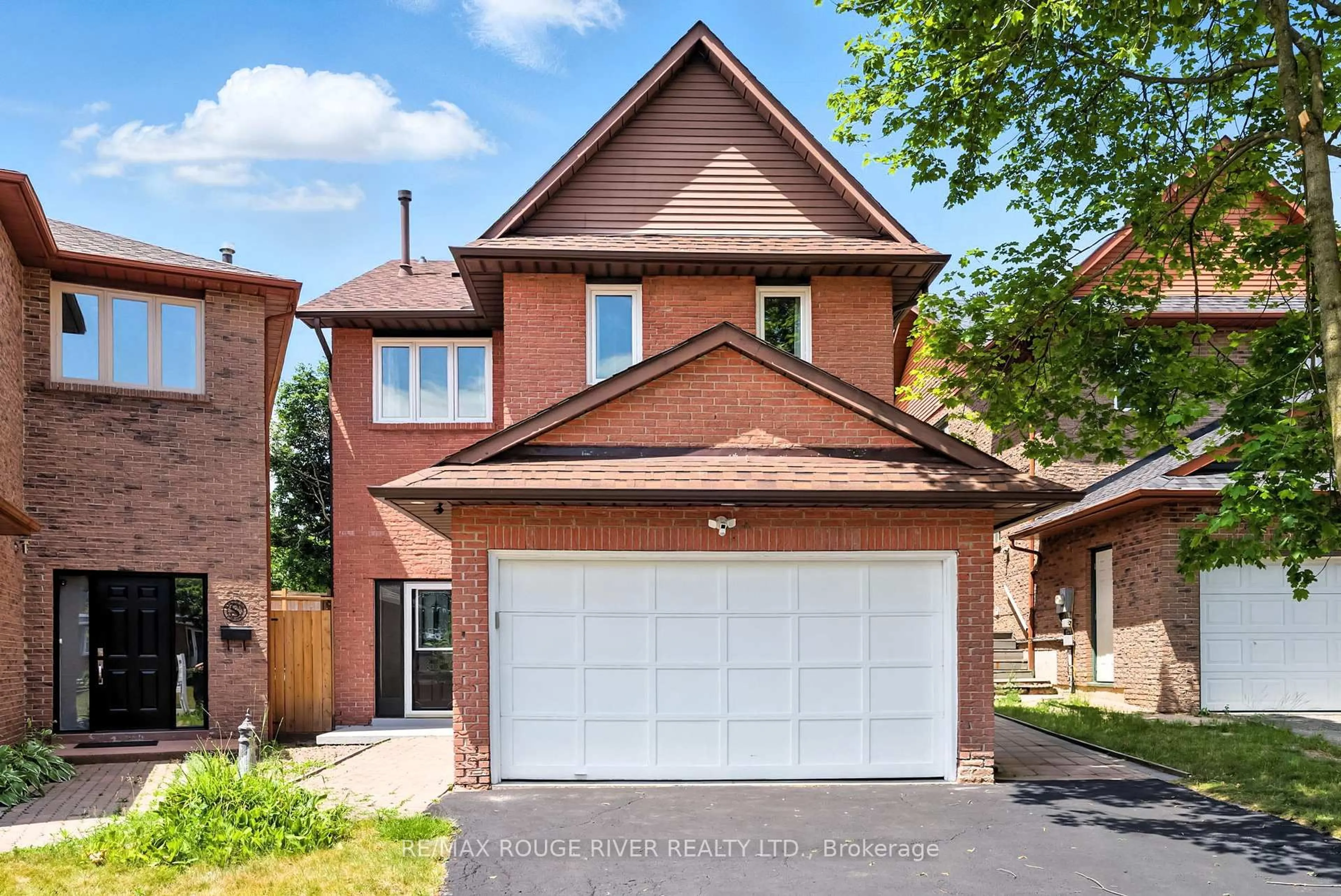 Home with brick exterior material, street for 26 Longfellow Crt, Whitby Ontario L1N 6V7