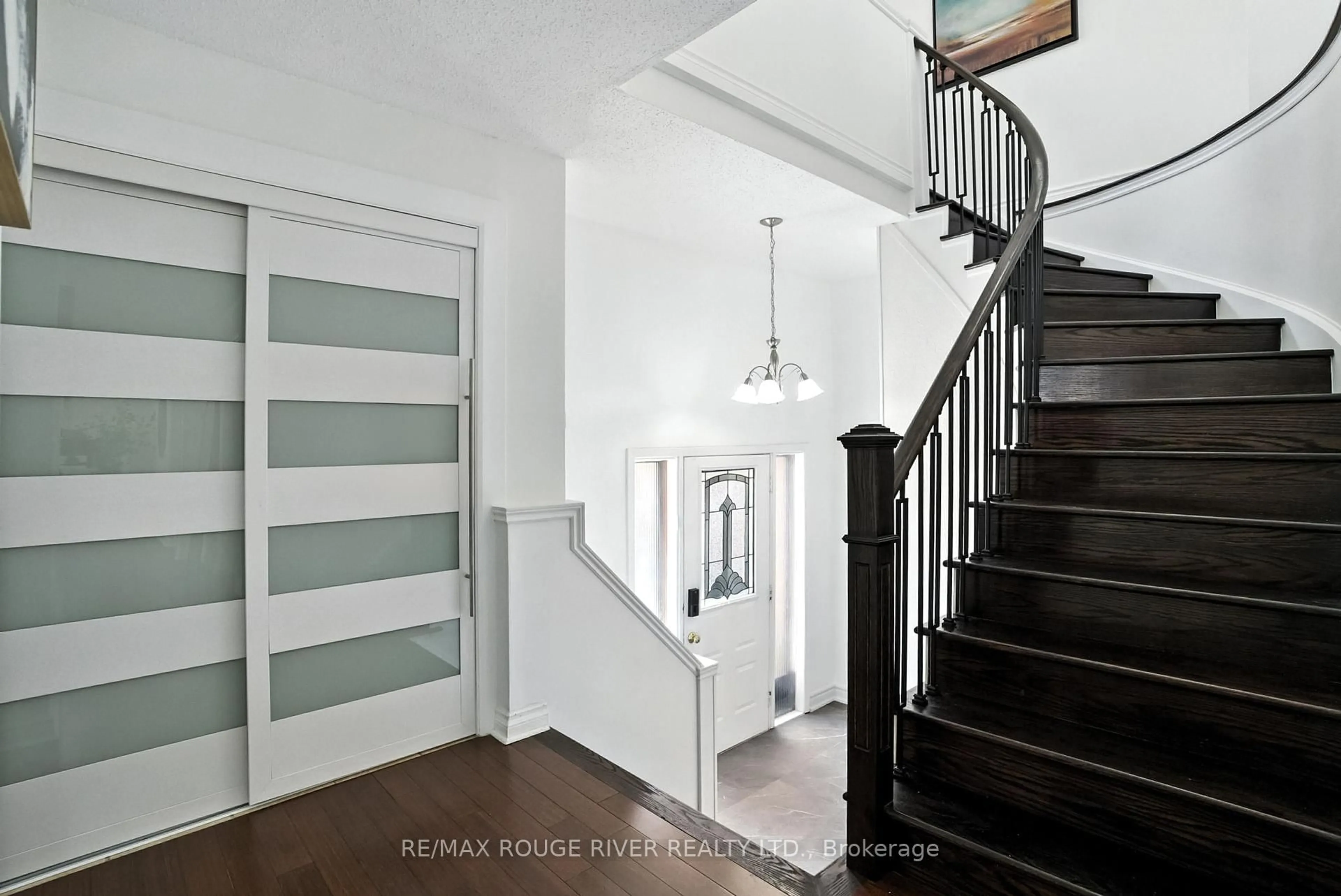 Indoor entryway for 26 Longfellow Crt, Whitby Ontario L1N 6V7