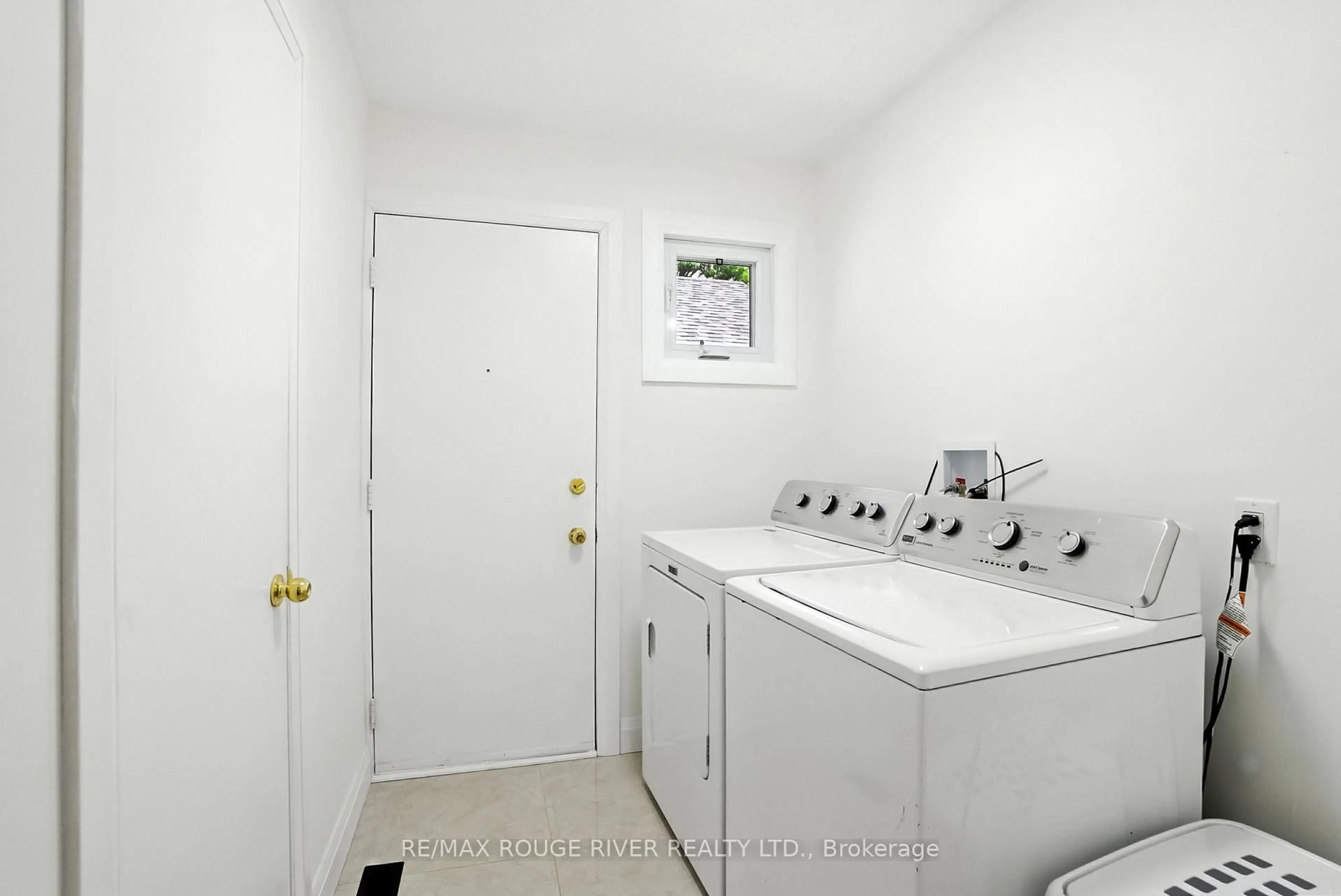 Laundry room for 26 Longfellow Crt, Whitby Ontario L1N 6V7