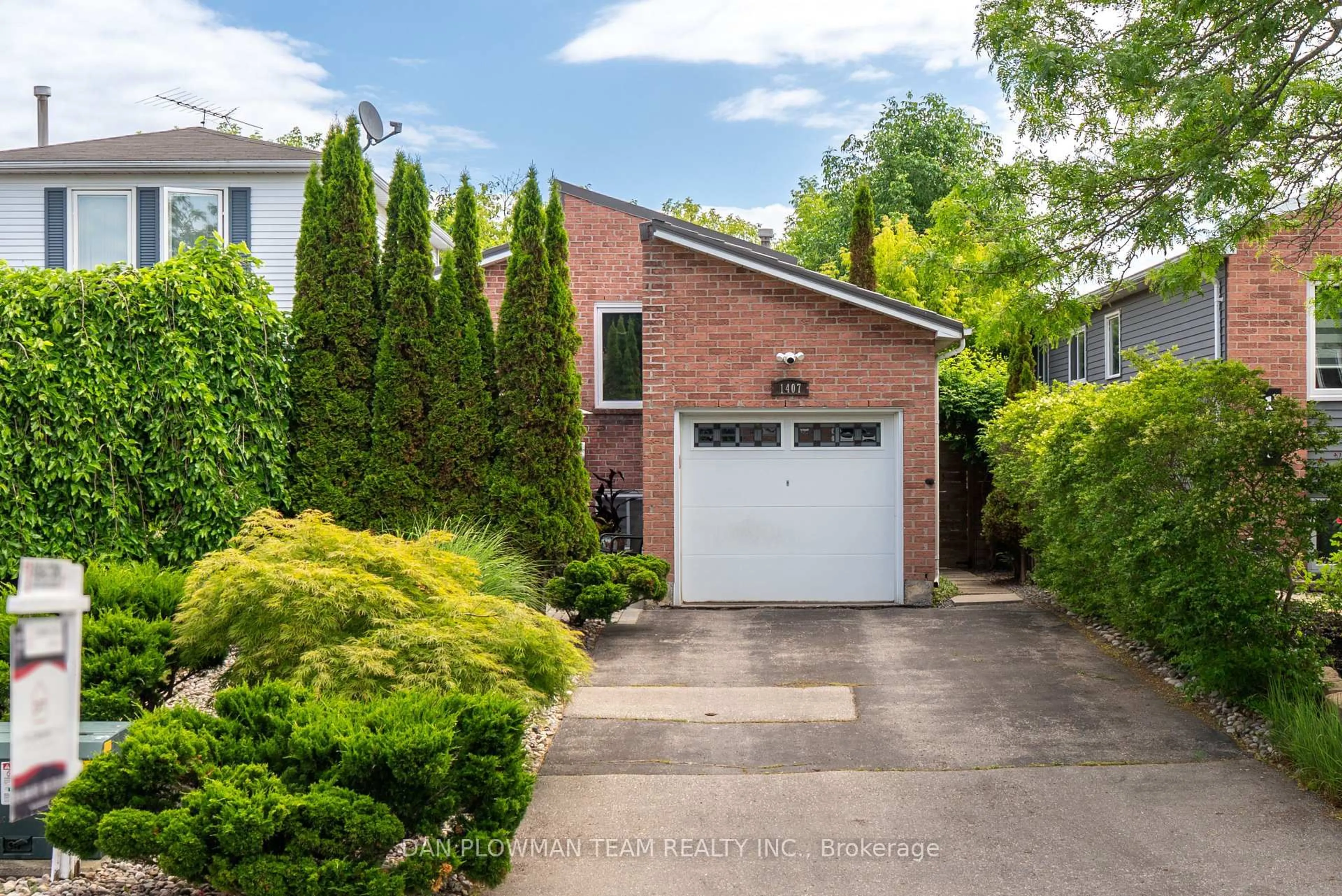 Home with brick exterior material, street for 1407 Outlet Dr, Oshawa Ontario L1J 7Z2