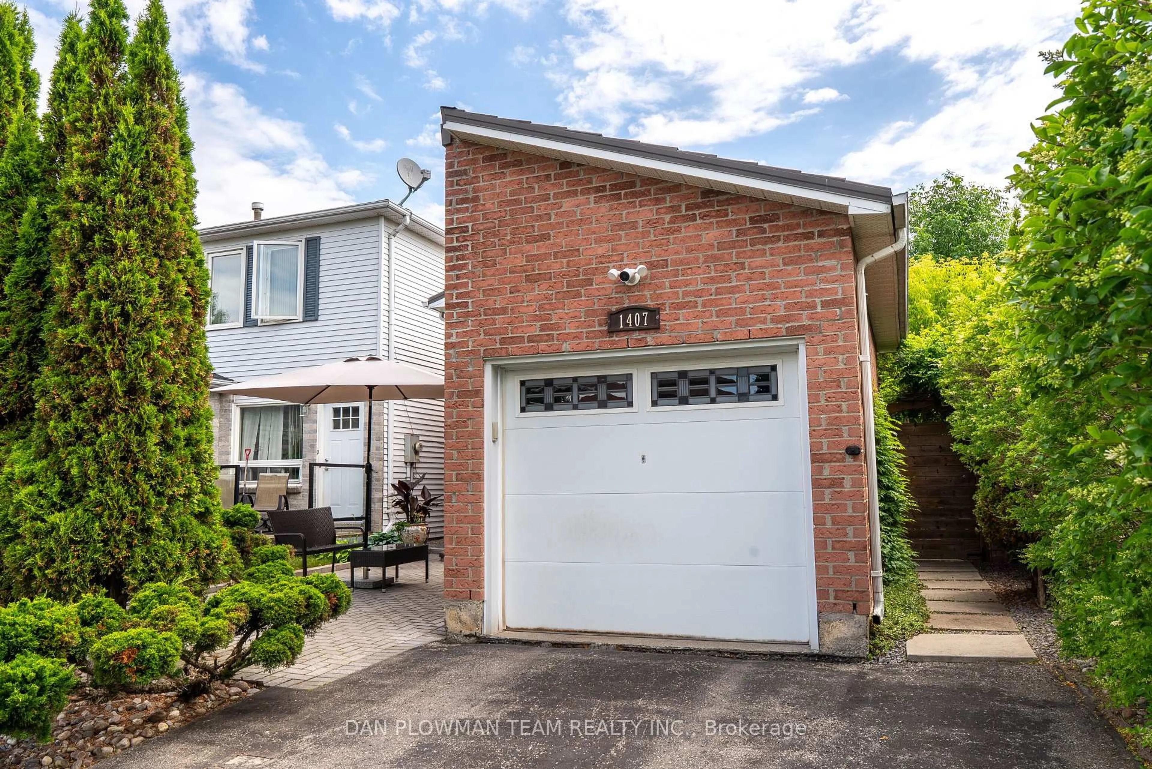 A pic from outside/outdoor area/front of a property/back of a property/a pic from drone, street for 1407 Outlet Dr, Oshawa Ontario L1J 7Z2