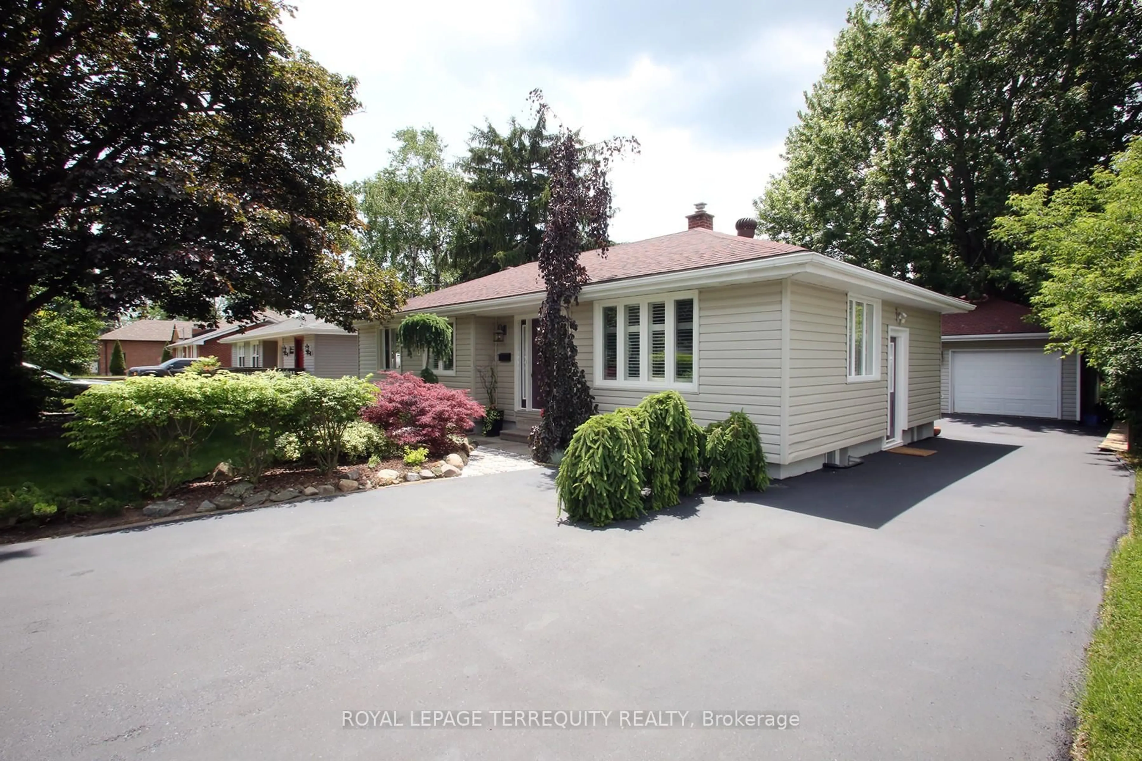 A pic from outside/outdoor area/front of a property/back of a property/a pic from drone, street for 208 Craydon Rd, Whitby Ontario L1N 2B6