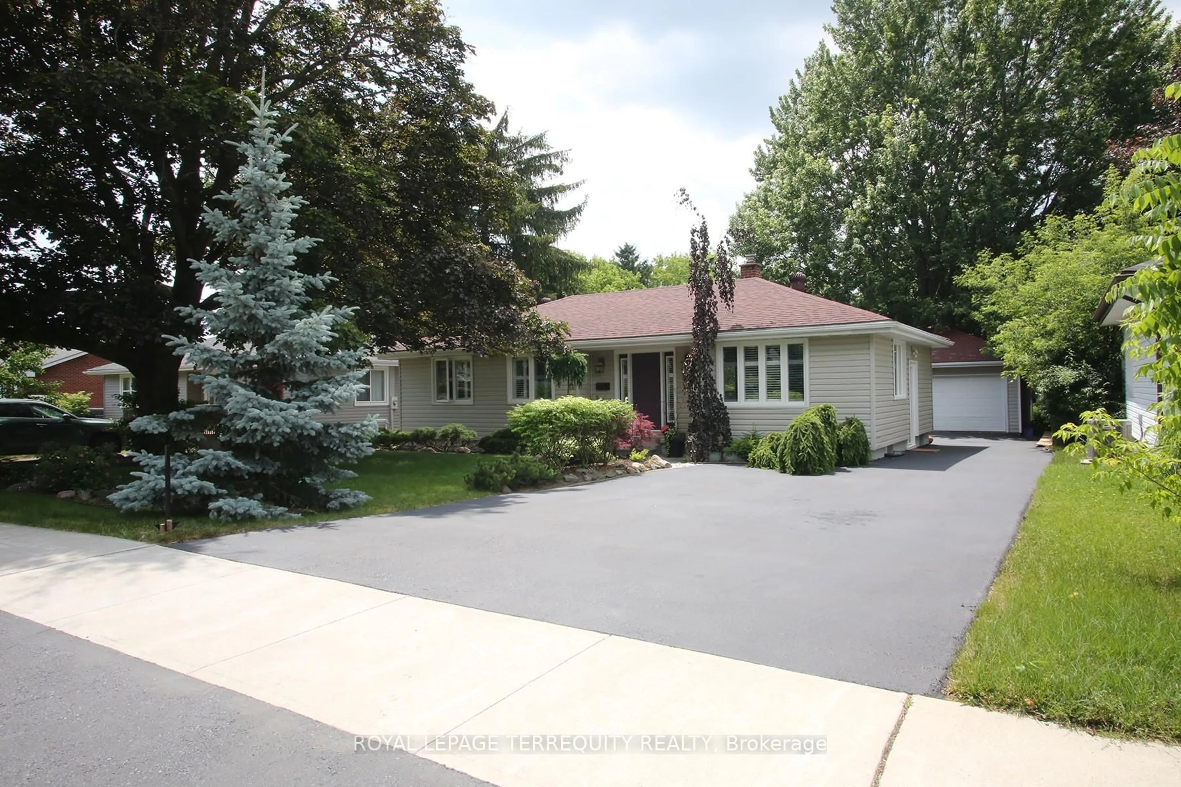 Unknown for 208 Craydon Rd, Whitby Ontario L1N 2B6