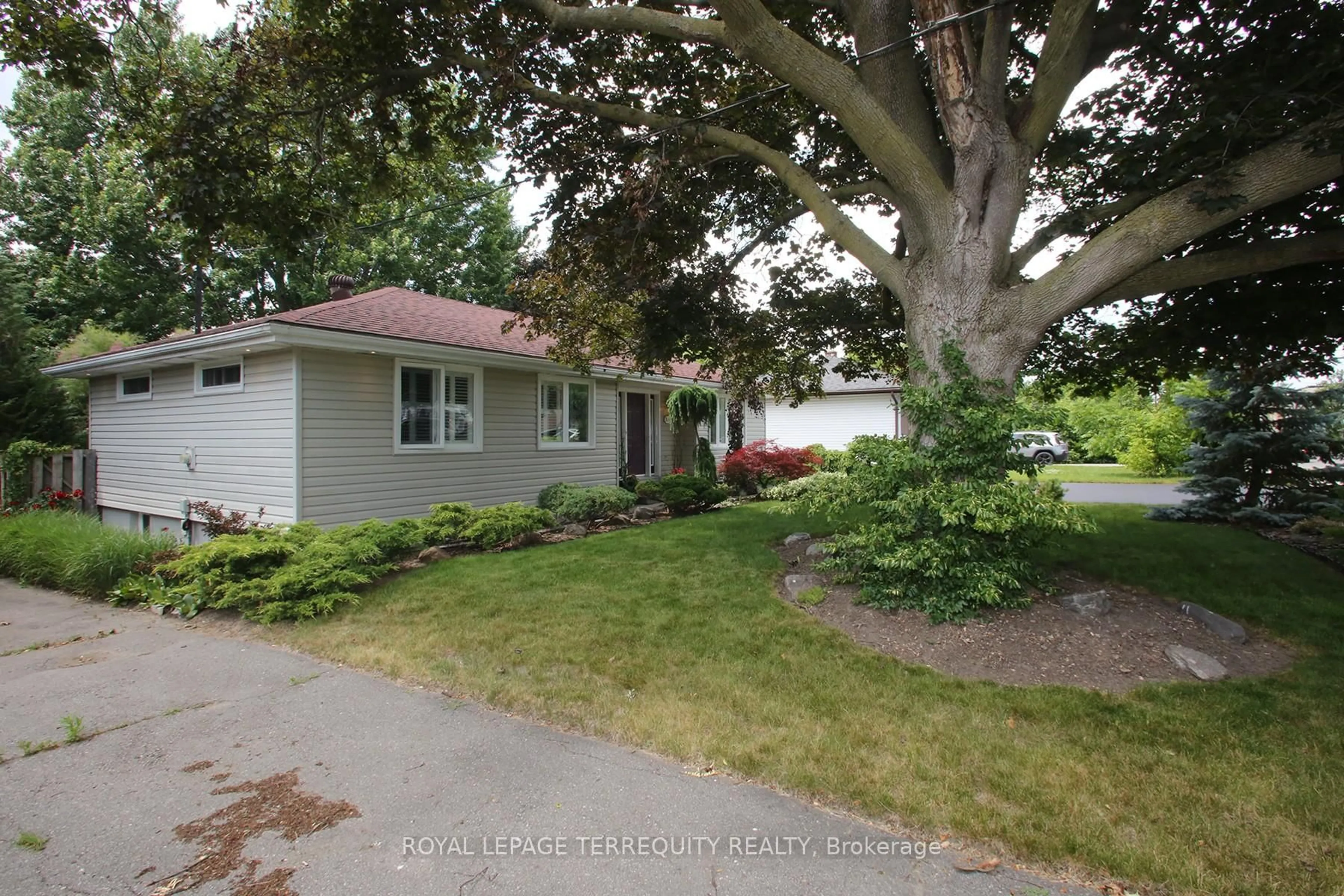 A pic from outside/outdoor area/front of a property/back of a property/a pic from drone, street for 208 Craydon Rd, Whitby Ontario L1N 2B6
