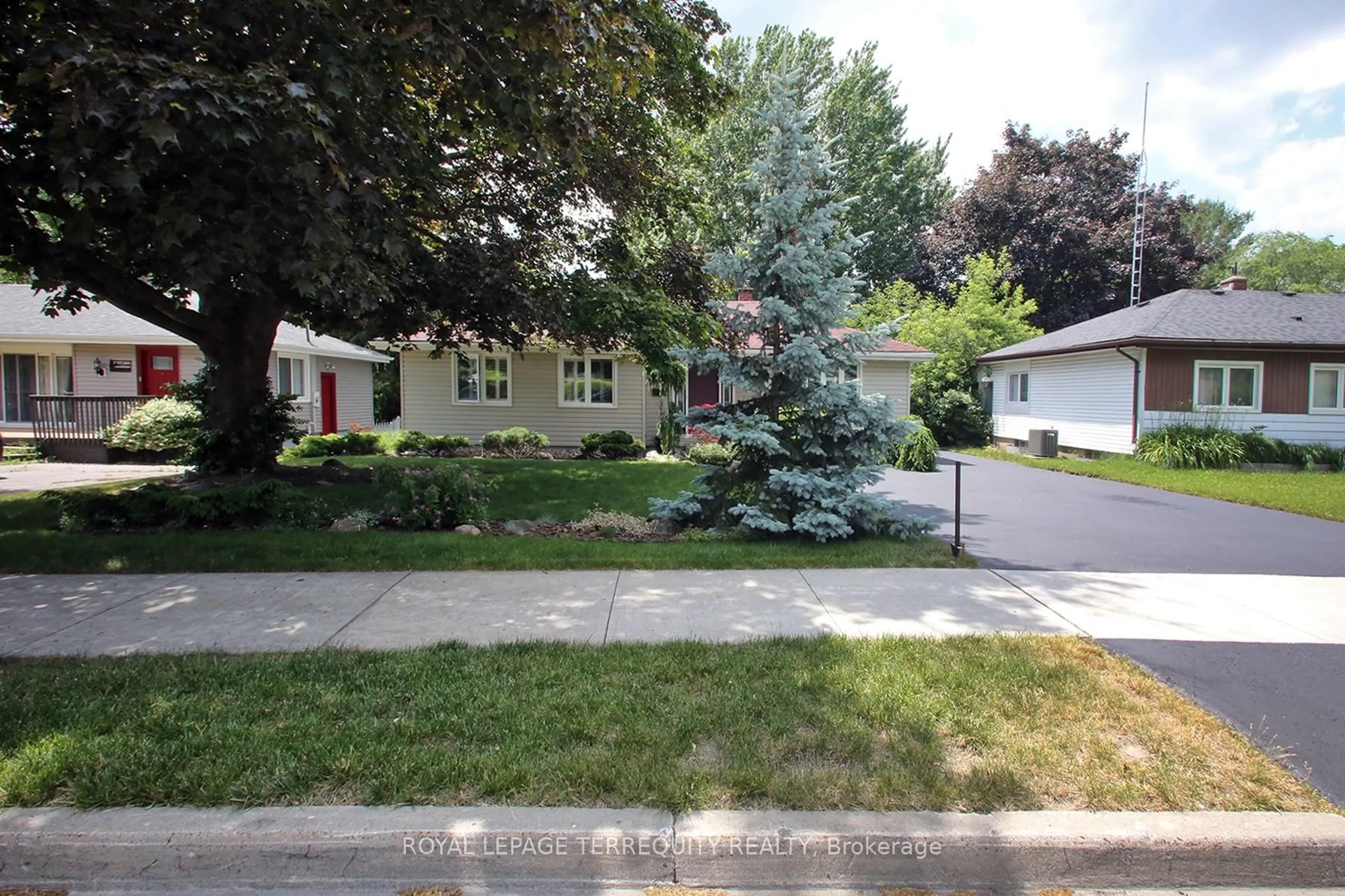 Home with vinyl exterior material, street for 208 Craydon Rd, Whitby Ontario L1N 2B6
